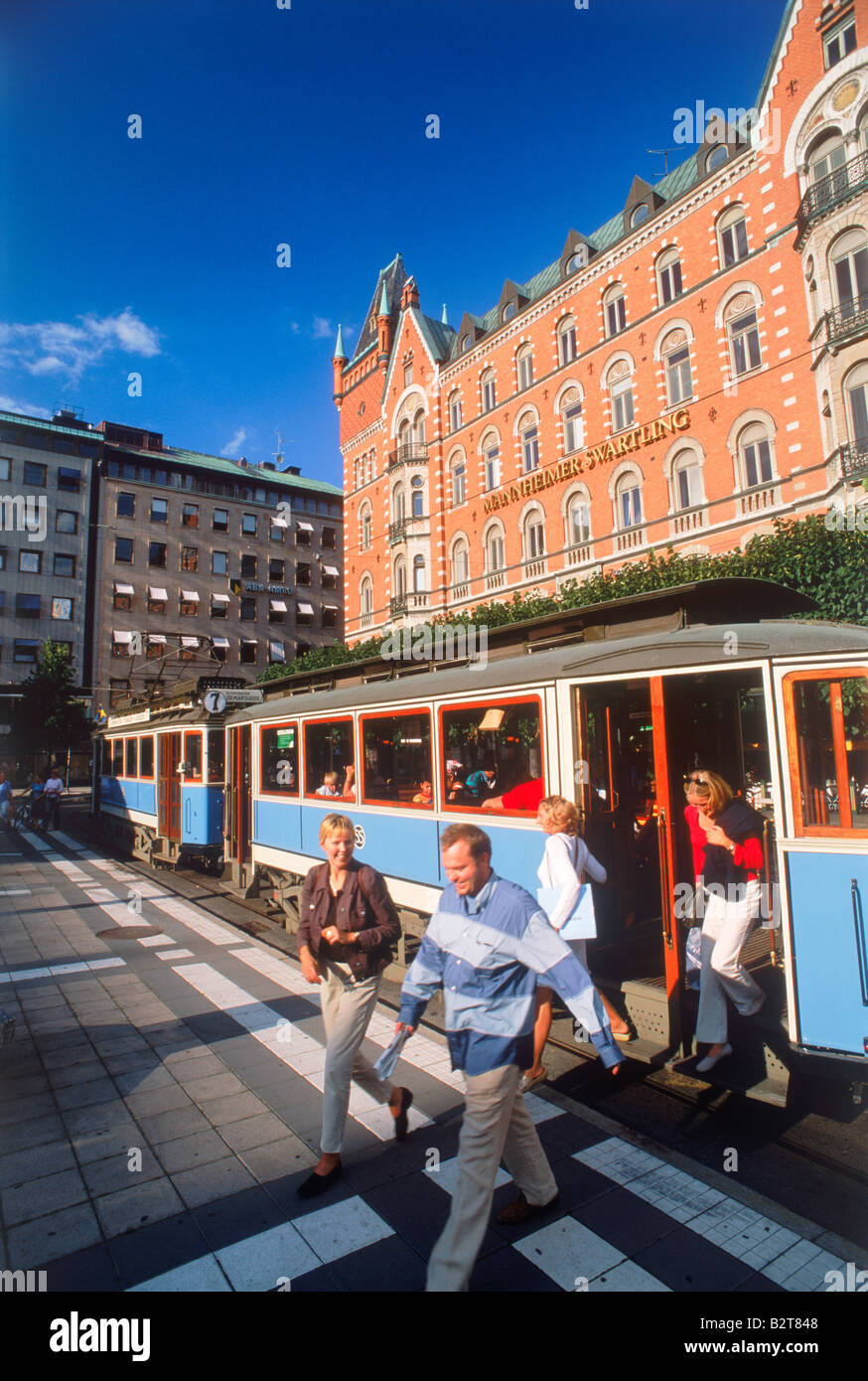 Passagiere aussteigen aus Straßenbahn am Normalmstorg in der Innenstadt von Stockholm Stockfoto