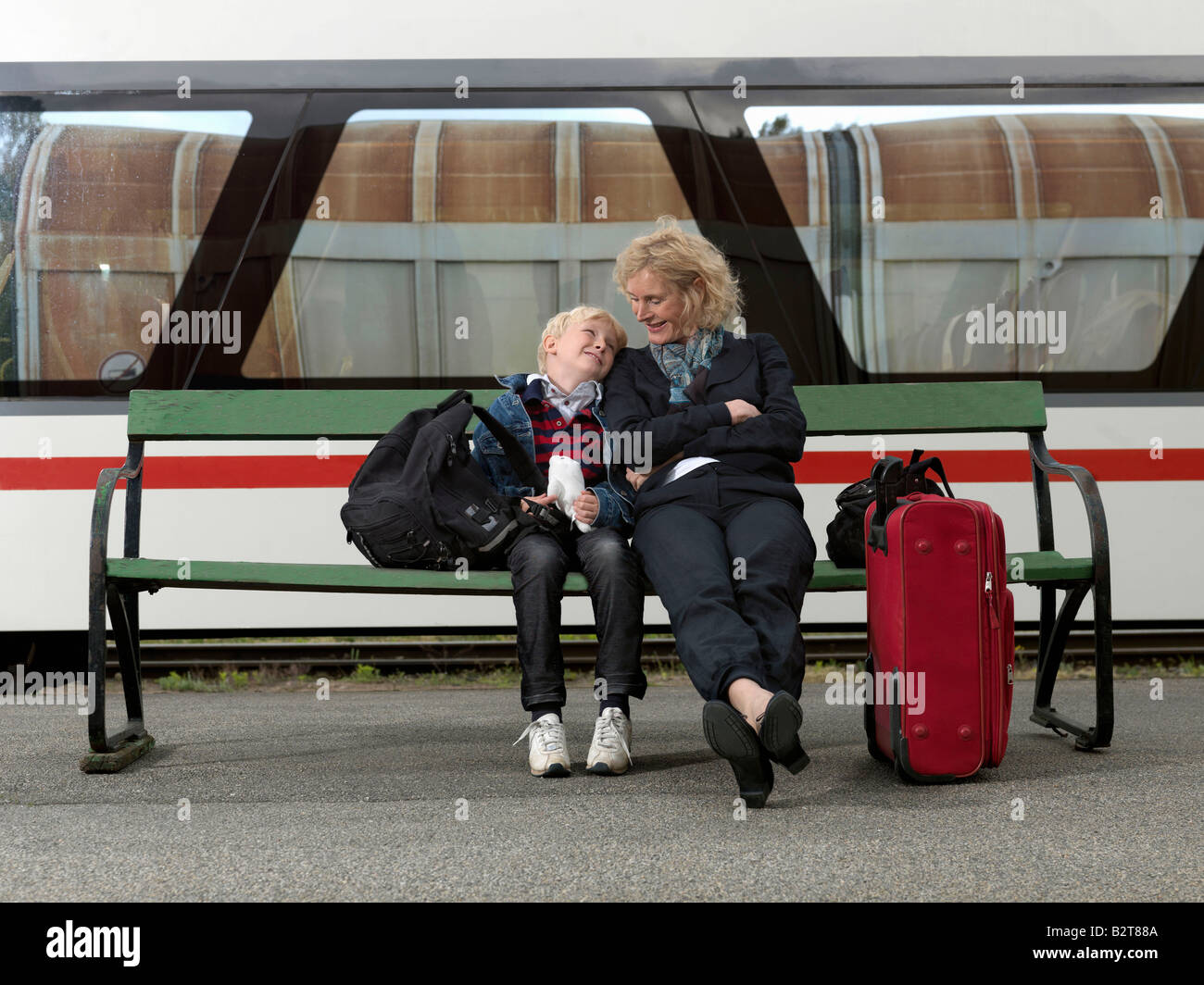 Großmutter und Enkel am Bahnhof Stockfoto