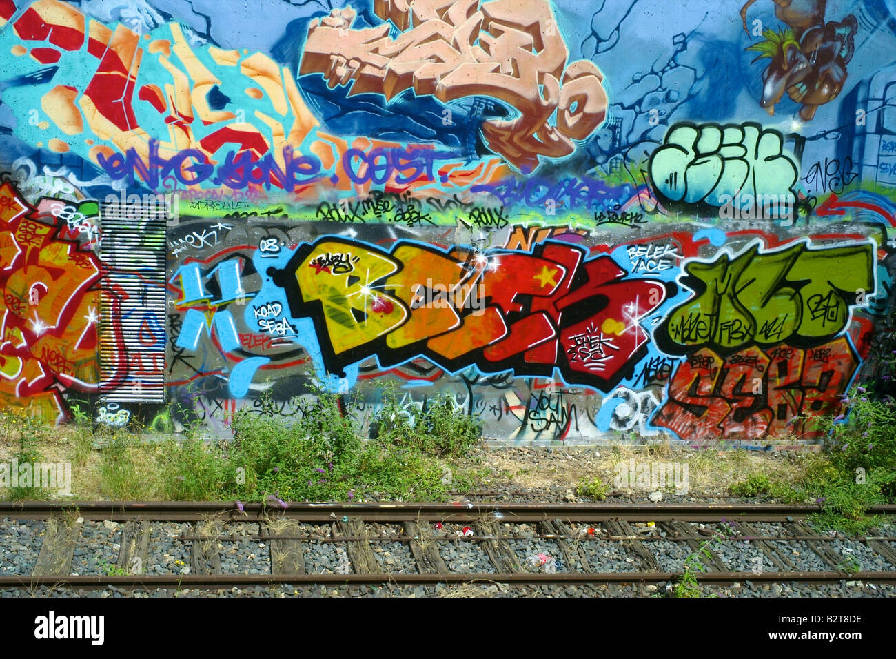 Wand mit street-Art zeichnen von Menschen in der Vorstadt von paris Stockfoto