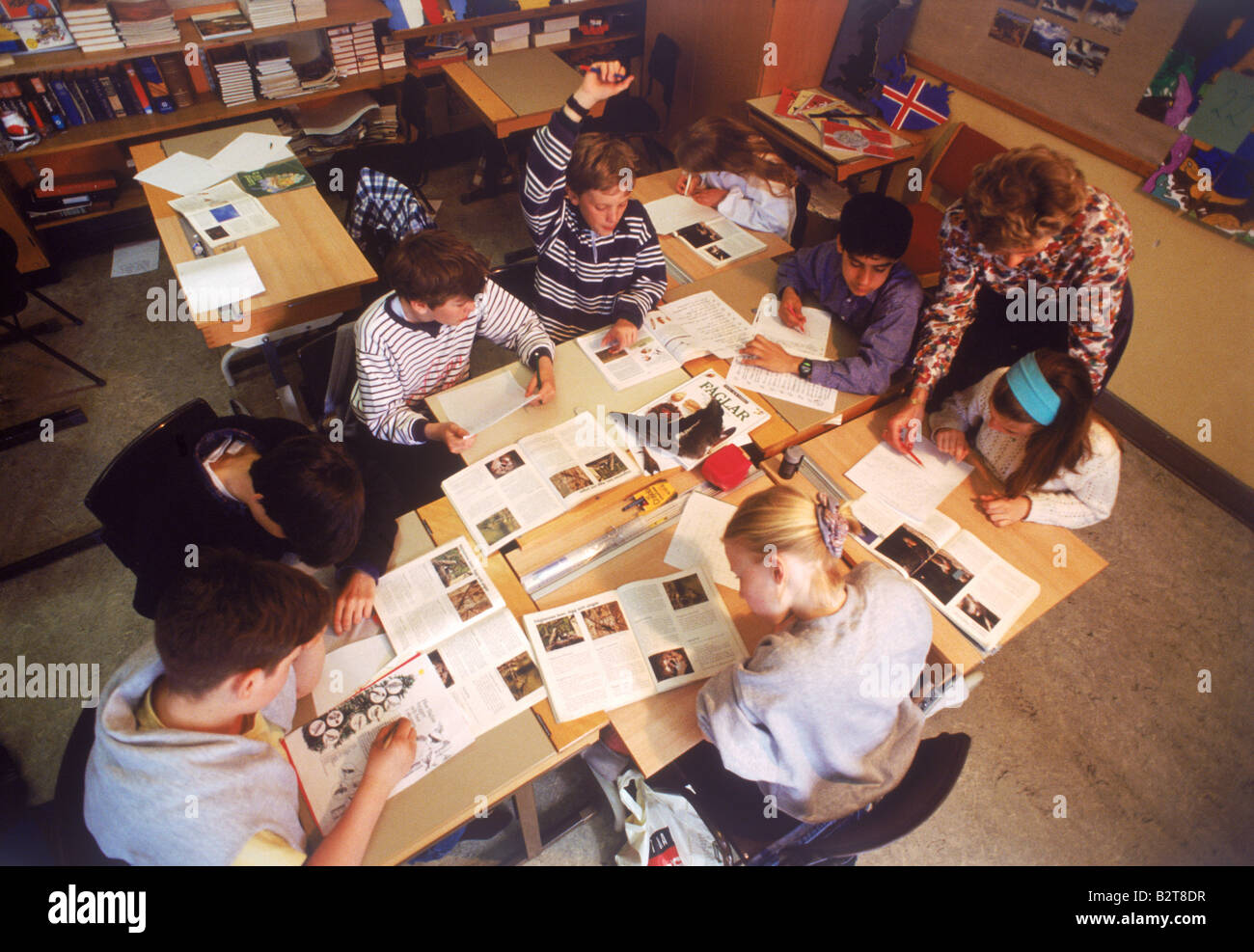 Übersicht der Grundschulkinder im Klassenzimmer Schreibtisch lesen und schreiben mit Lehrer in Schweden Stockfoto
