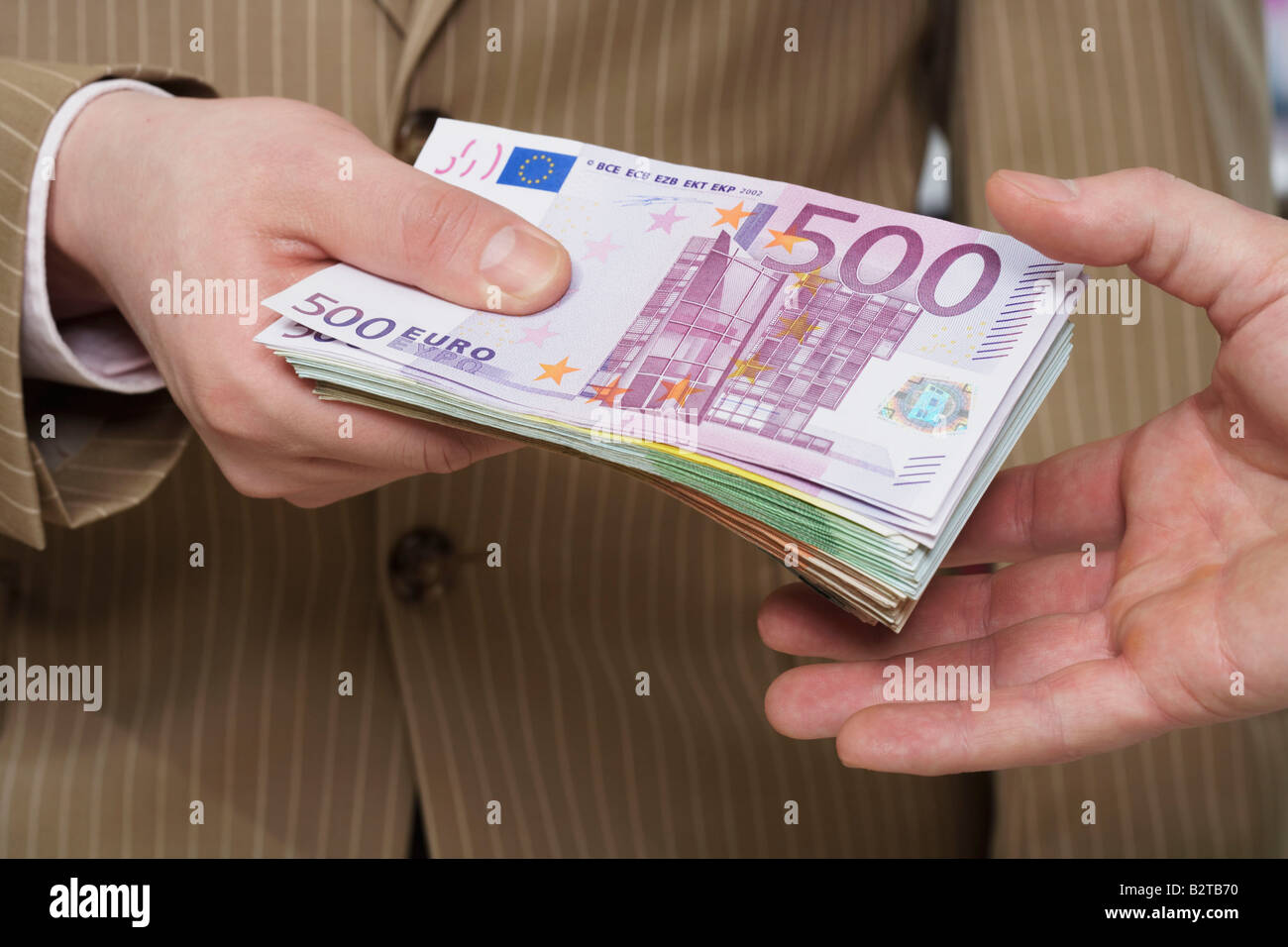 Übertragung von Geld-Noten Stockfoto