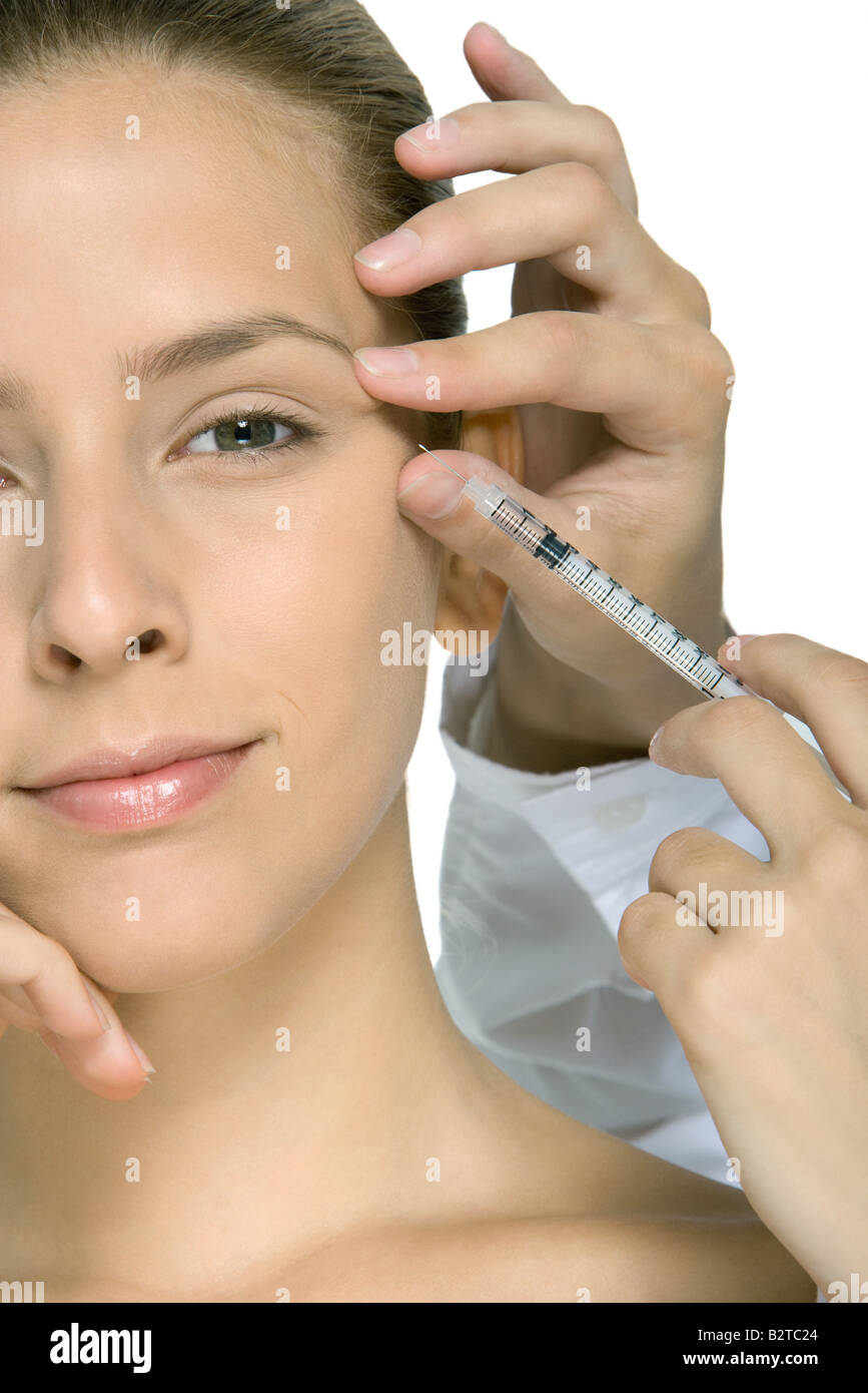 Junge Frau empfangen Botox-Injektion, beschnitten Ansicht Stockfoto