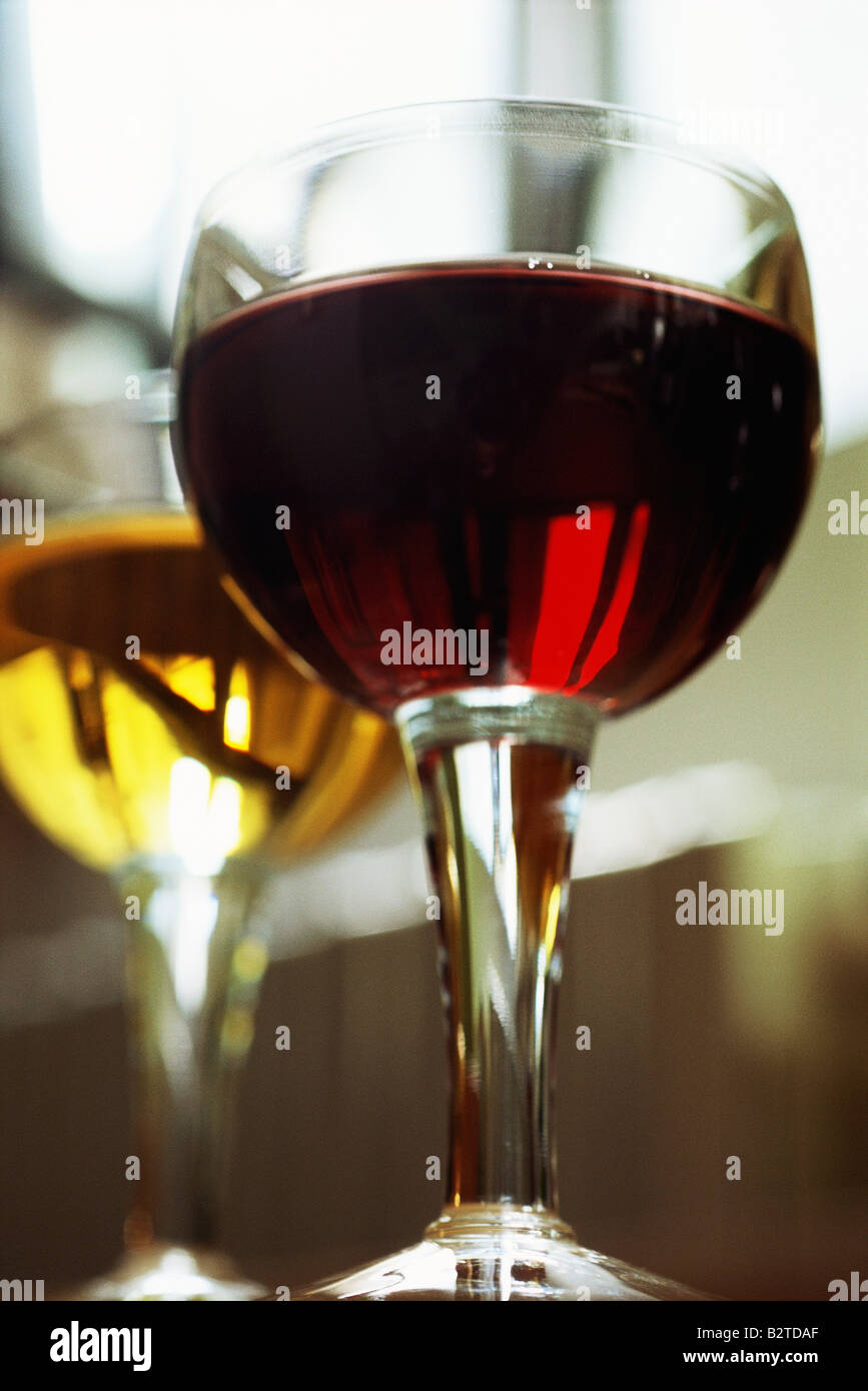 Rotwein und Weißwein in Gläsern, niedrigen Winkel Ansicht Stockfoto