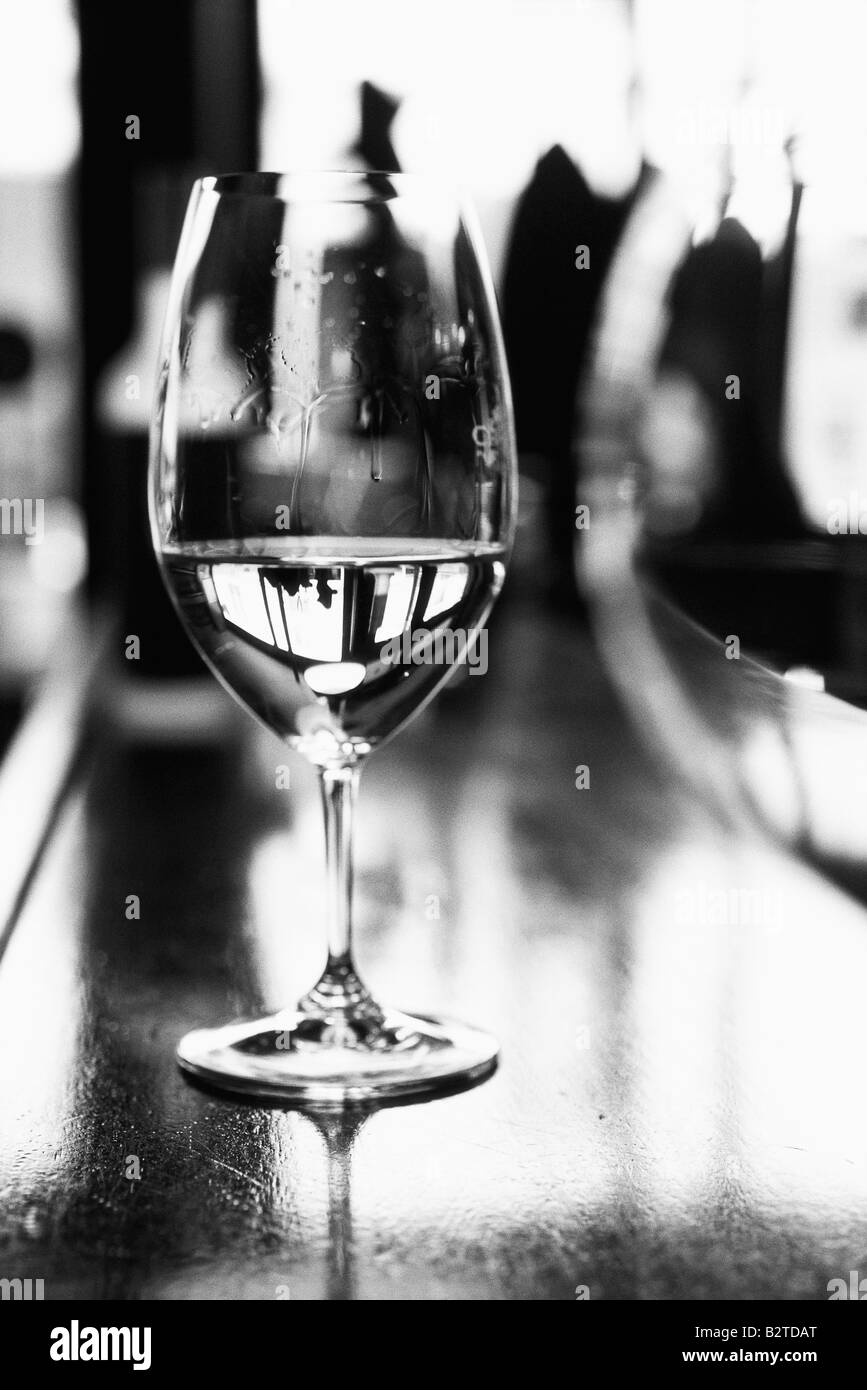 Wein Glas auf der Theke Stockfoto