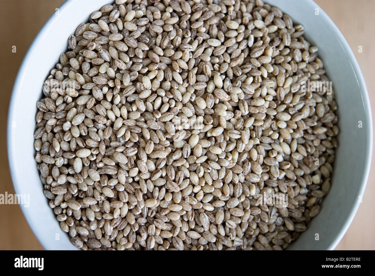 Graupen (Pot) in eine Schüssel geben Stockfoto