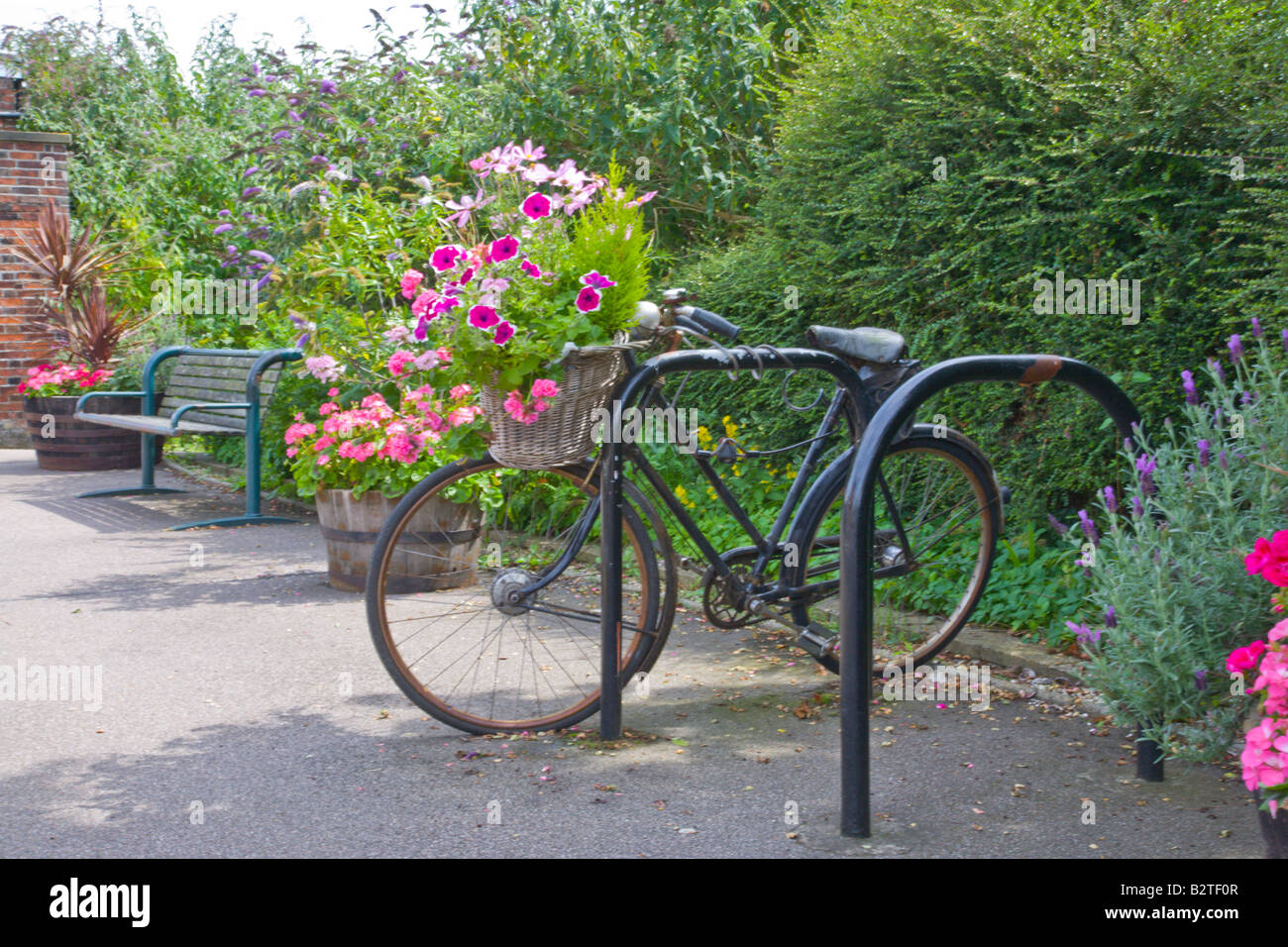 Altes Fahrrad auf der Plattform am Bahnhof von Acle Norfolk England UK Stockfoto