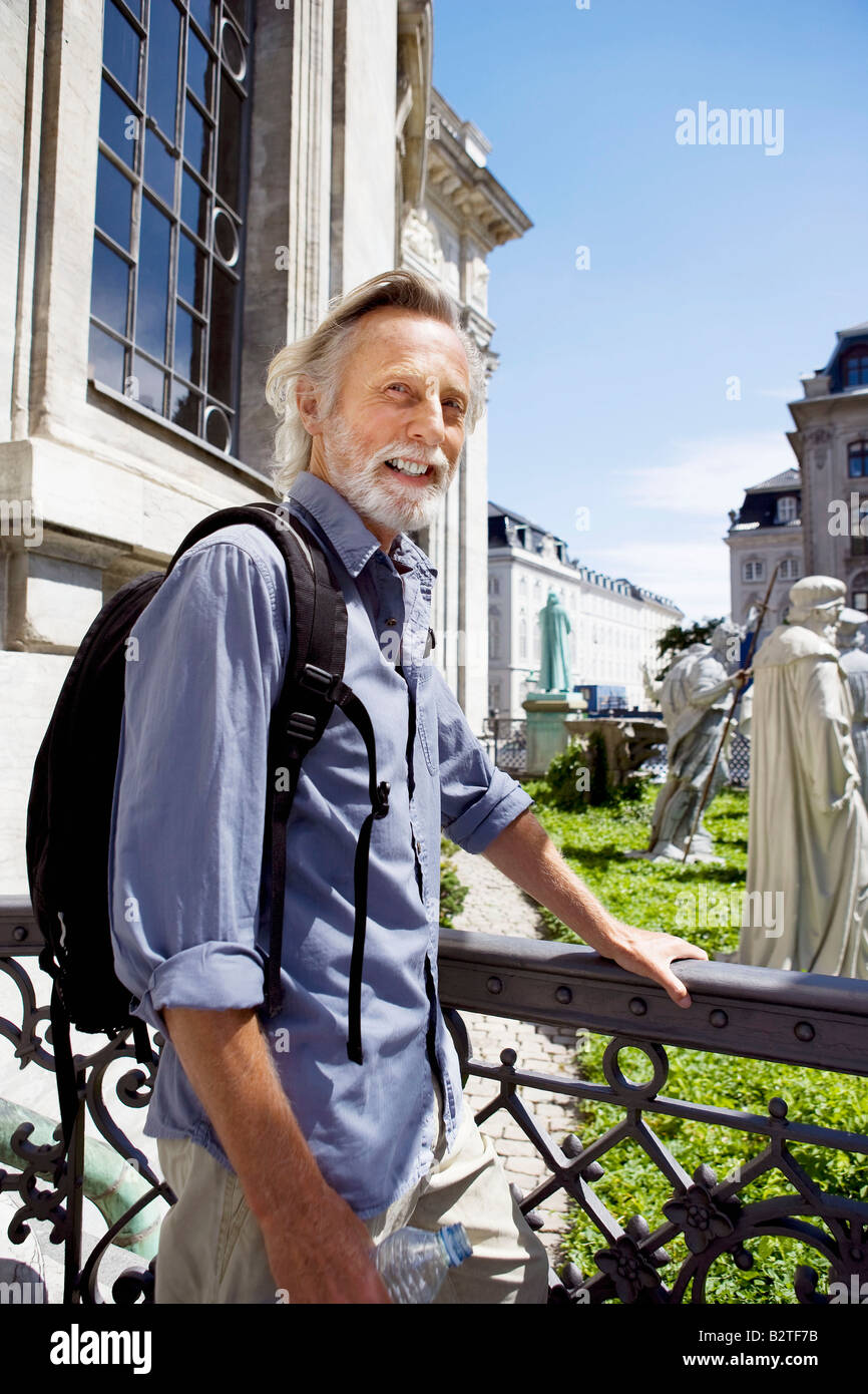 Mann vor Denkmalschutz Stockfoto