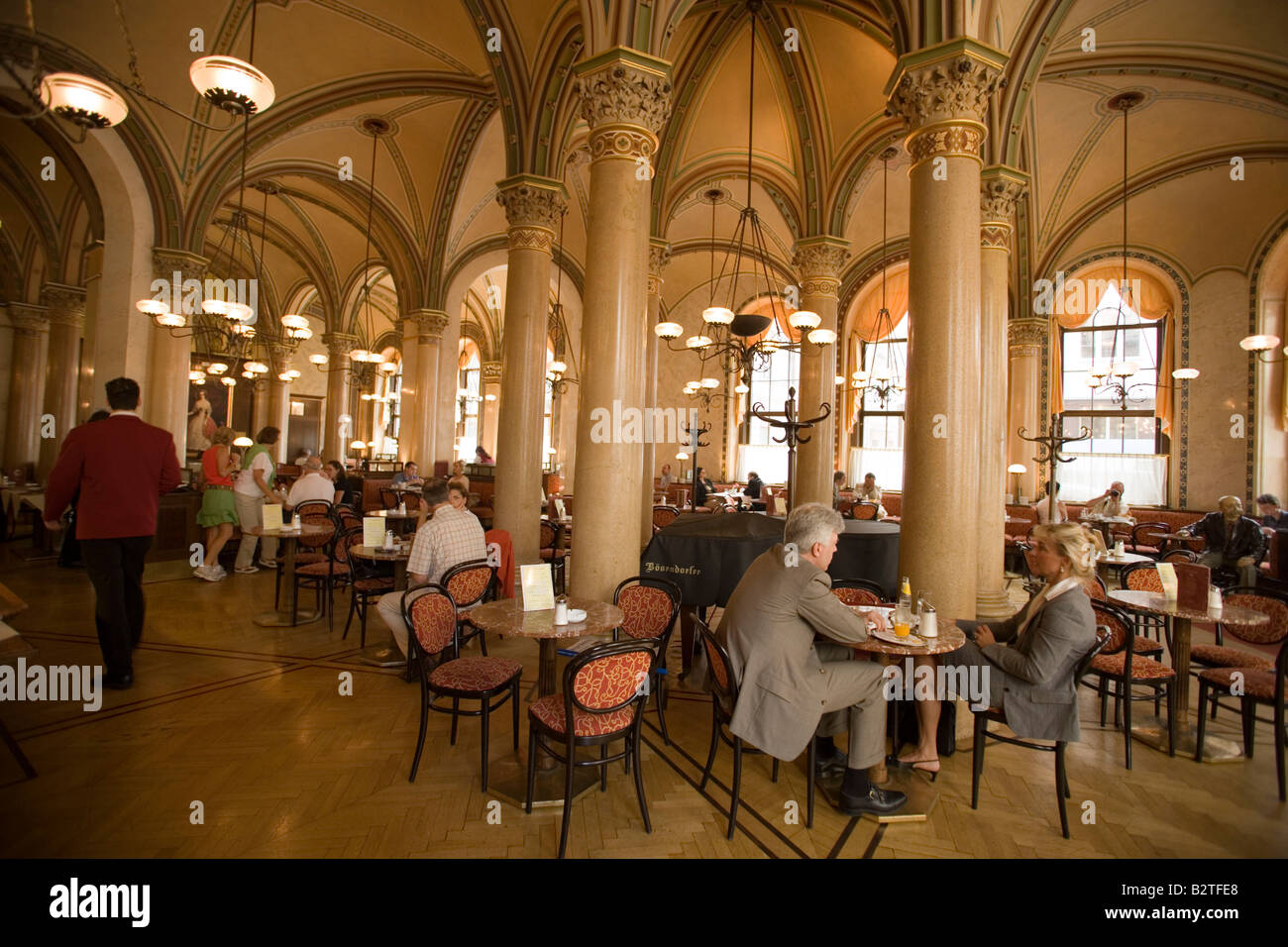 Leute sitzen im Inneren im Cafe Central, Wien, Österreich Stockfoto