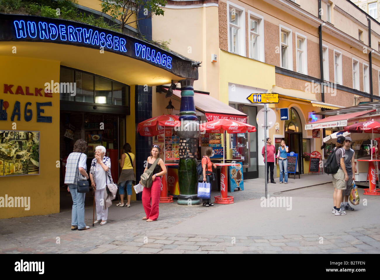 Eingang des Dorfes einkaufen-Mall, Hundertwasser Gebäude, Wien, Österreich Stockfoto