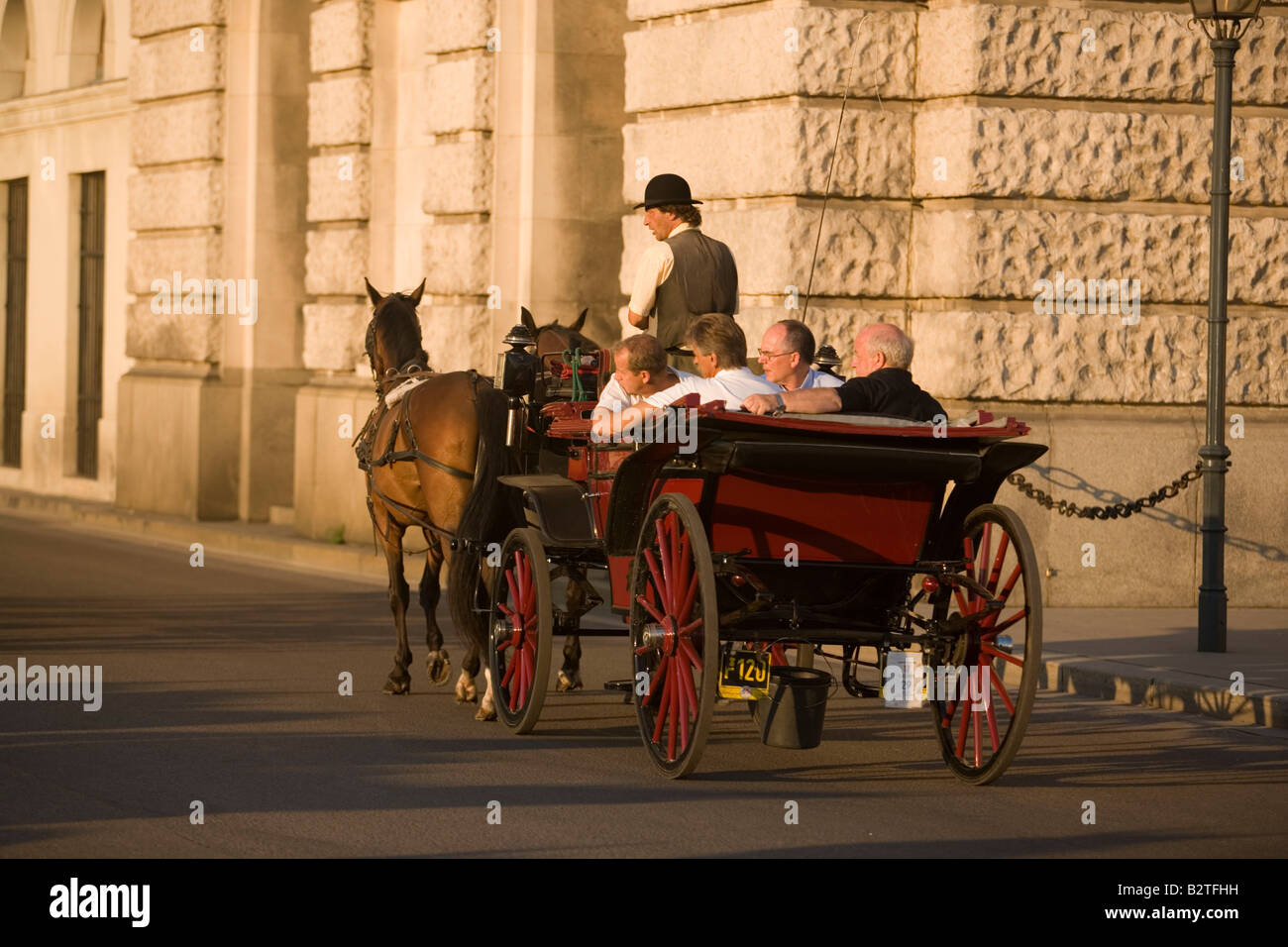 Fiaker weiter Neue Hofburg bei einer Stadtrundfahrt, Wien, Österreich Stockfoto