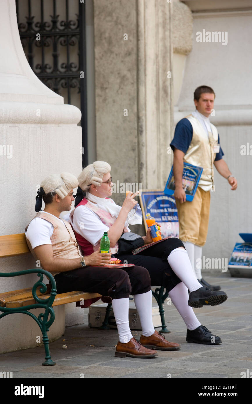 Männer tragen Mozart Kostüme Verkaufsprogramm für ein klassisches Konzert, Hofburg, Wien, Österreich Stockfoto