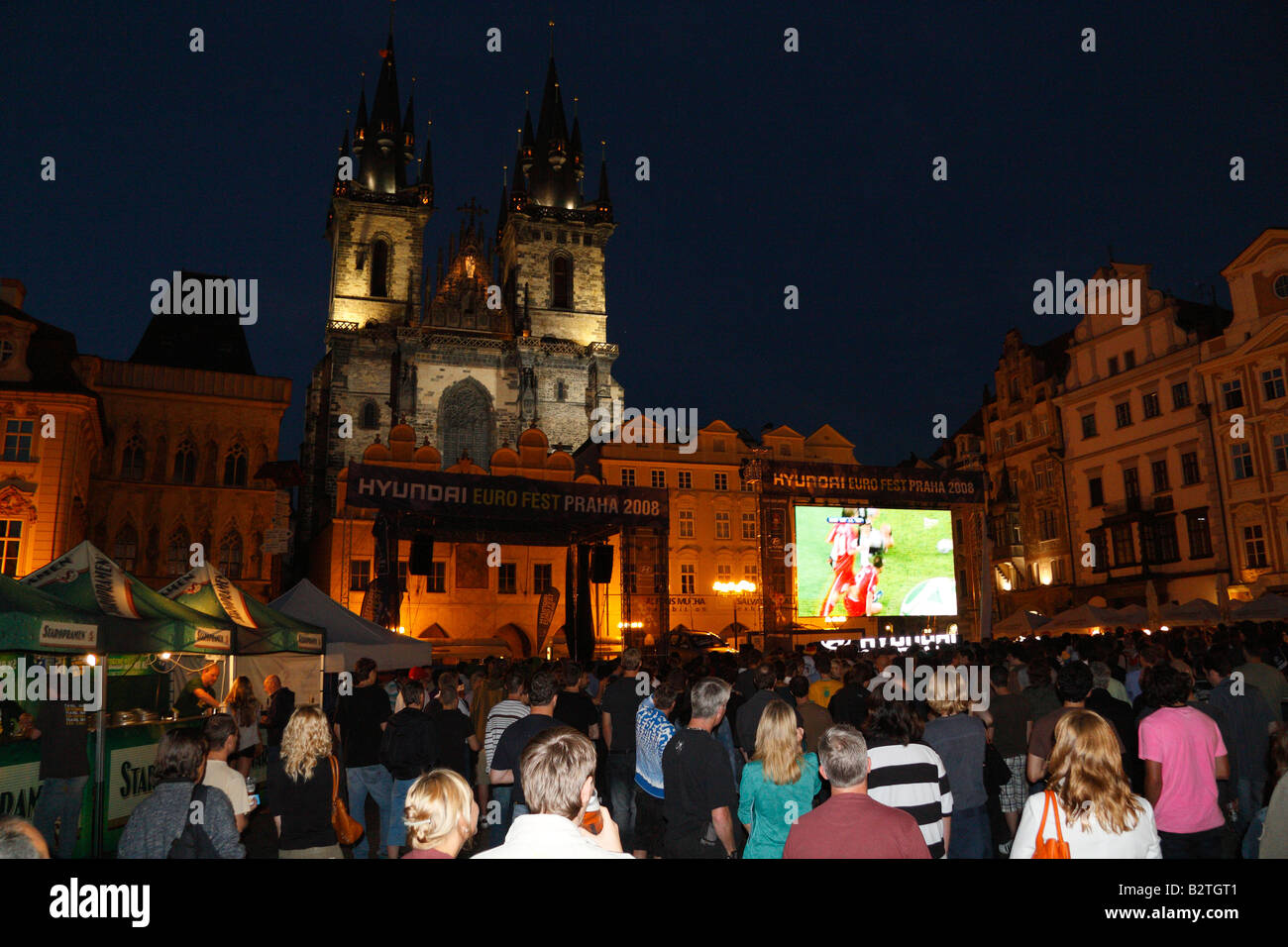 Fußball-Fans gefüllt dem Altstädter Ring in Prag während die europäischen Fußball-UEFA-Meisterschaft-Spiele Stockfoto