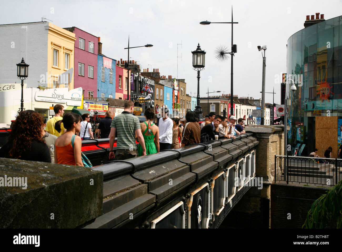 Touristen, die zu Fuß über die Camden Road Bridge, Camden Town, London Stockfoto