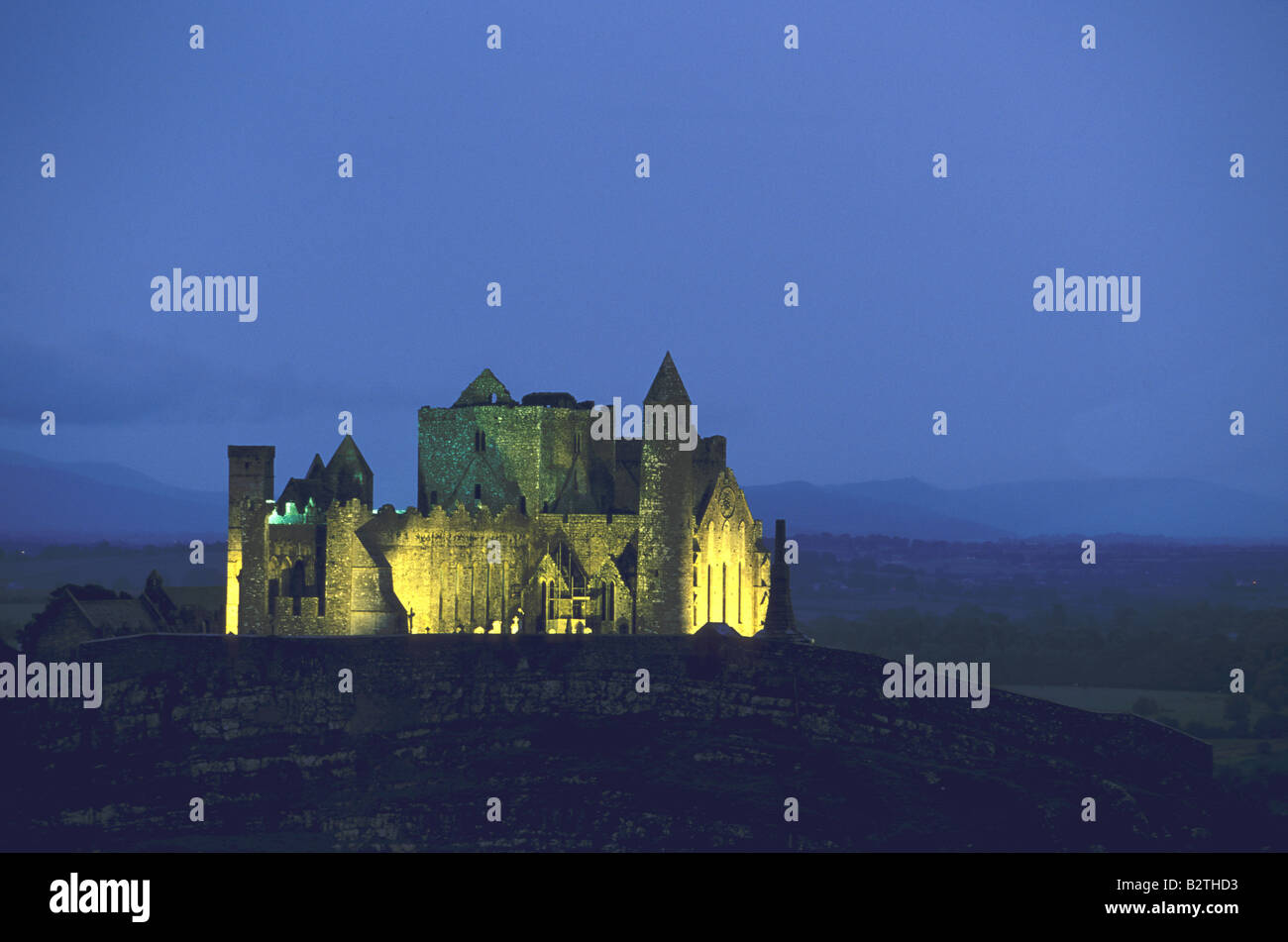 Nachtansicht des beleuchteten Rock of Cashel, County Tipperary, Irland Stockfoto