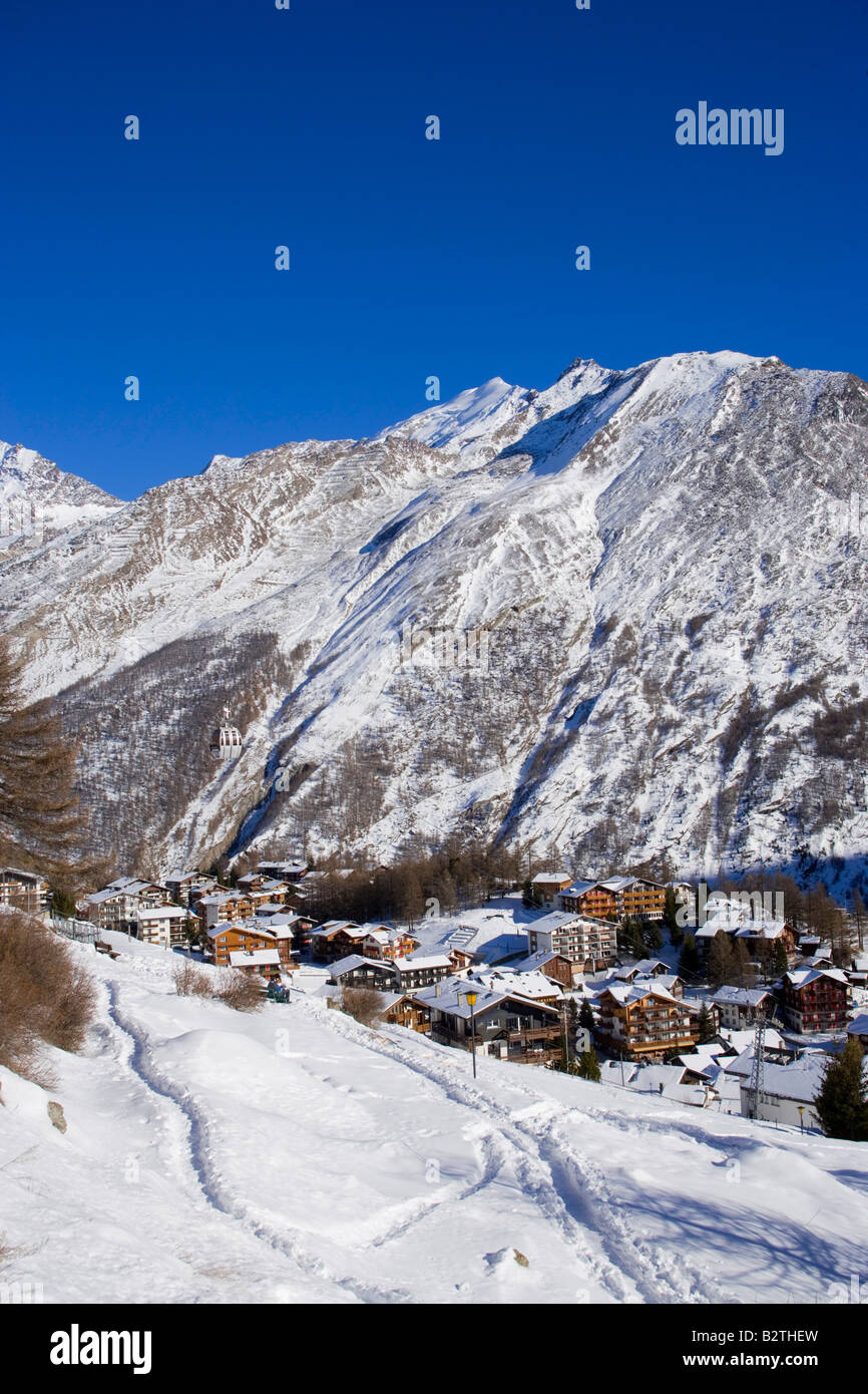 Blick auf winterliche Saas-Fee, ein Tourismus-Center bietet Winter Sportmöglichkeiten das ganze Jahr, Wallis, Schweiz Stockfoto