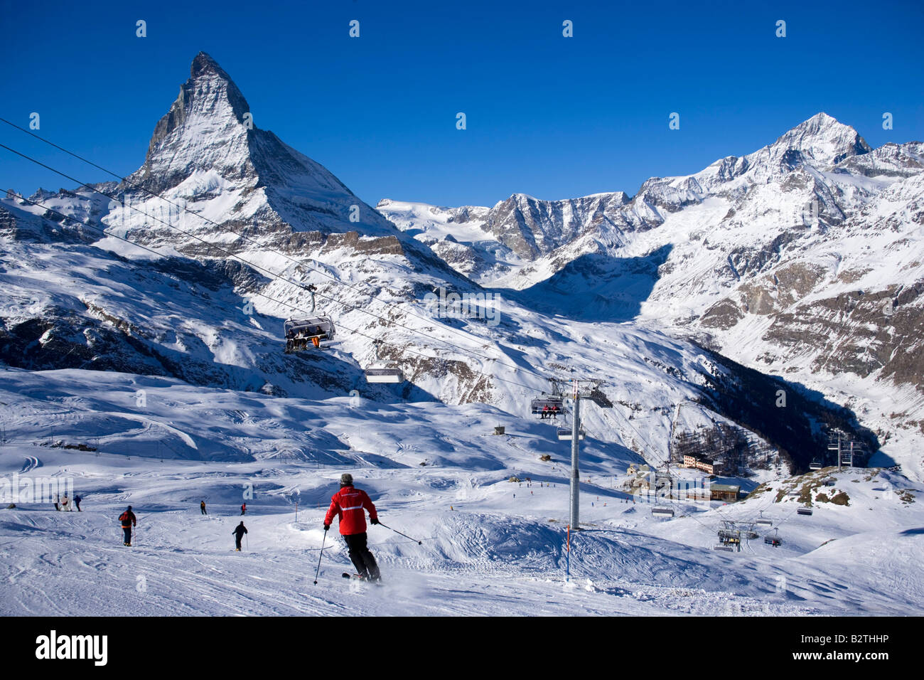 Skifahrer am Berghang, Matterhorn (4478 m) im Hintergrund, Zermatt, Wallis, Schweiz Stockfoto