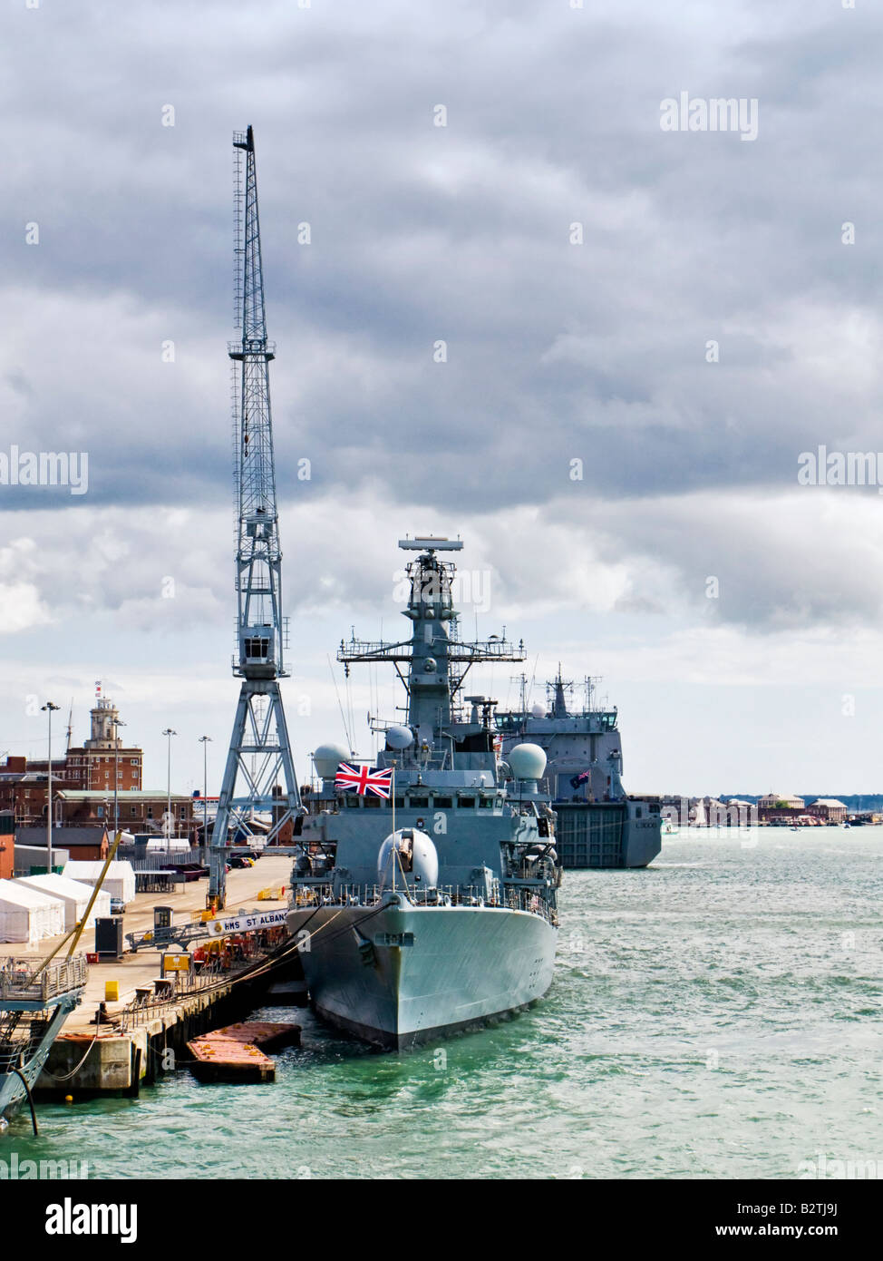 HMS St Albans vertäut in Portsmouth Harbour England UK mit RFA Largs Bay hinter Stockfoto