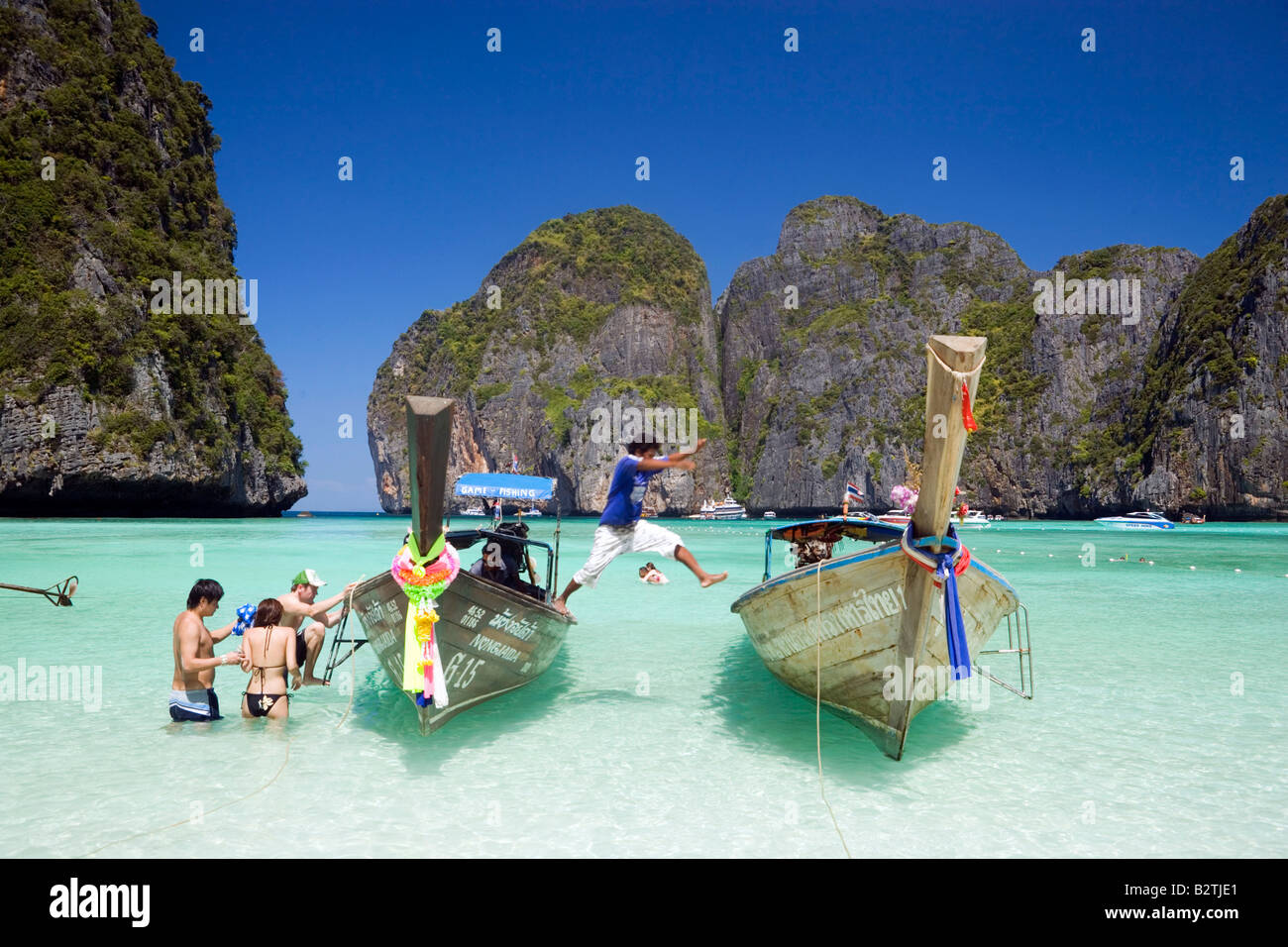 Touristen, die Longtail Boot, Maya Bay, eine wunderschöne malerische Lagune, berühmt für den Hollywood-Film "The Beach", Ko Phi Phi Leh Stockfoto