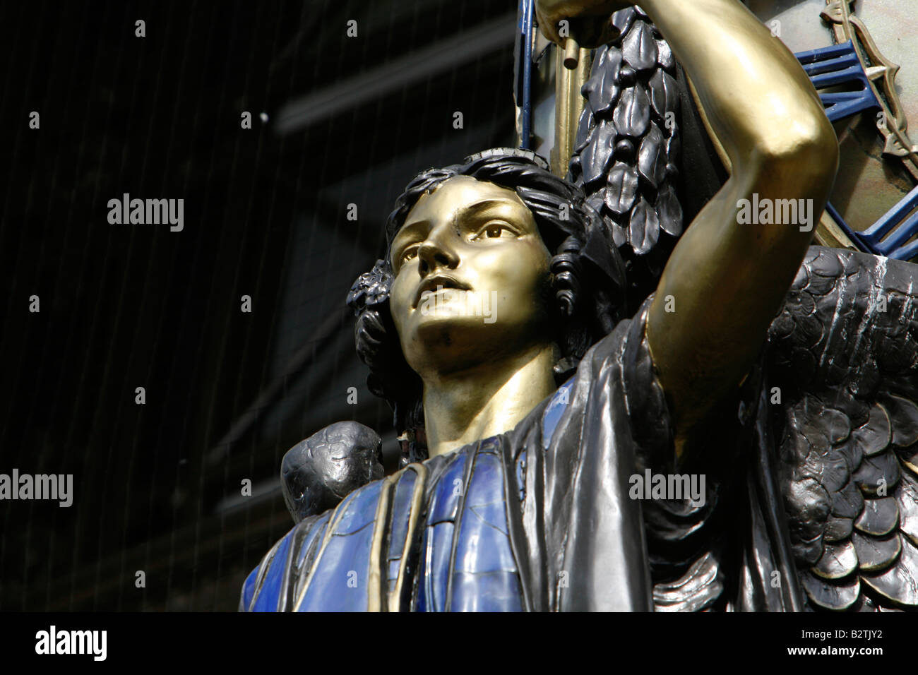 Uhr über dem Eingang des Kaufhauses Selfridges an der Oxford Street, London Stockfoto