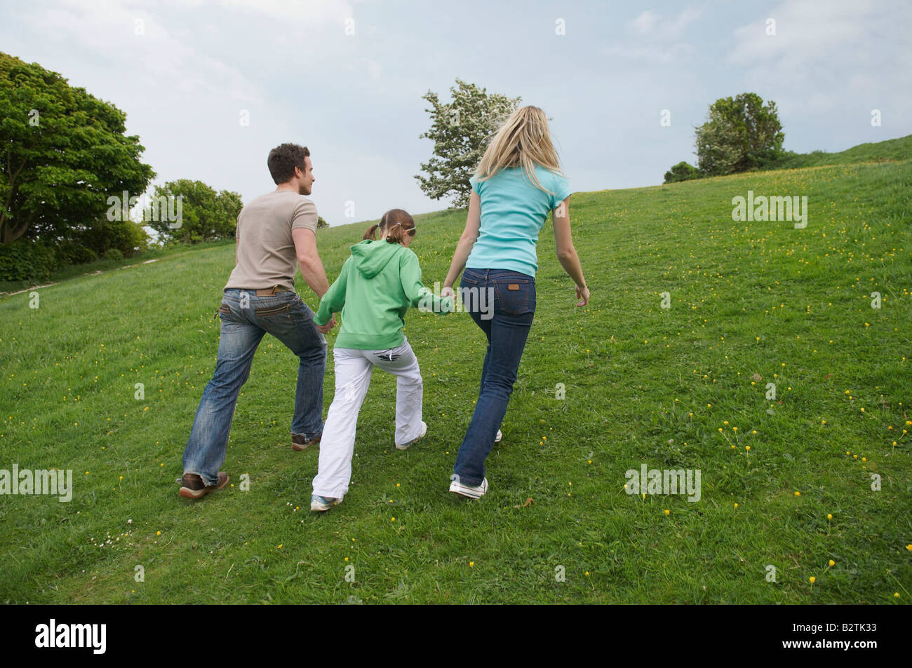 Familie Fuß bergauf Stockfoto