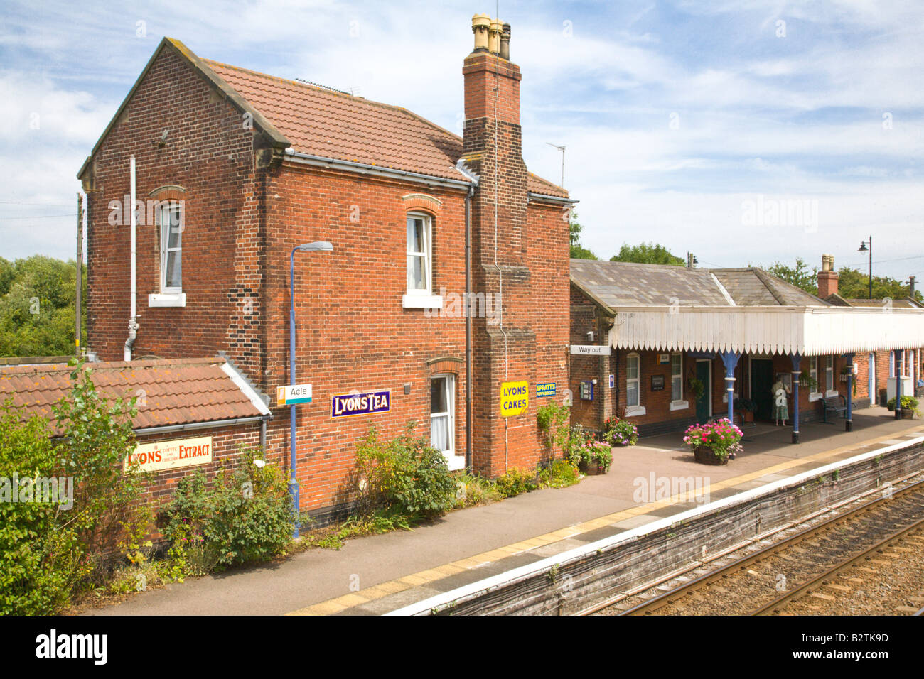 Plattform & Gebäude bei Acle Railway station Norfolk England UK Stockfoto