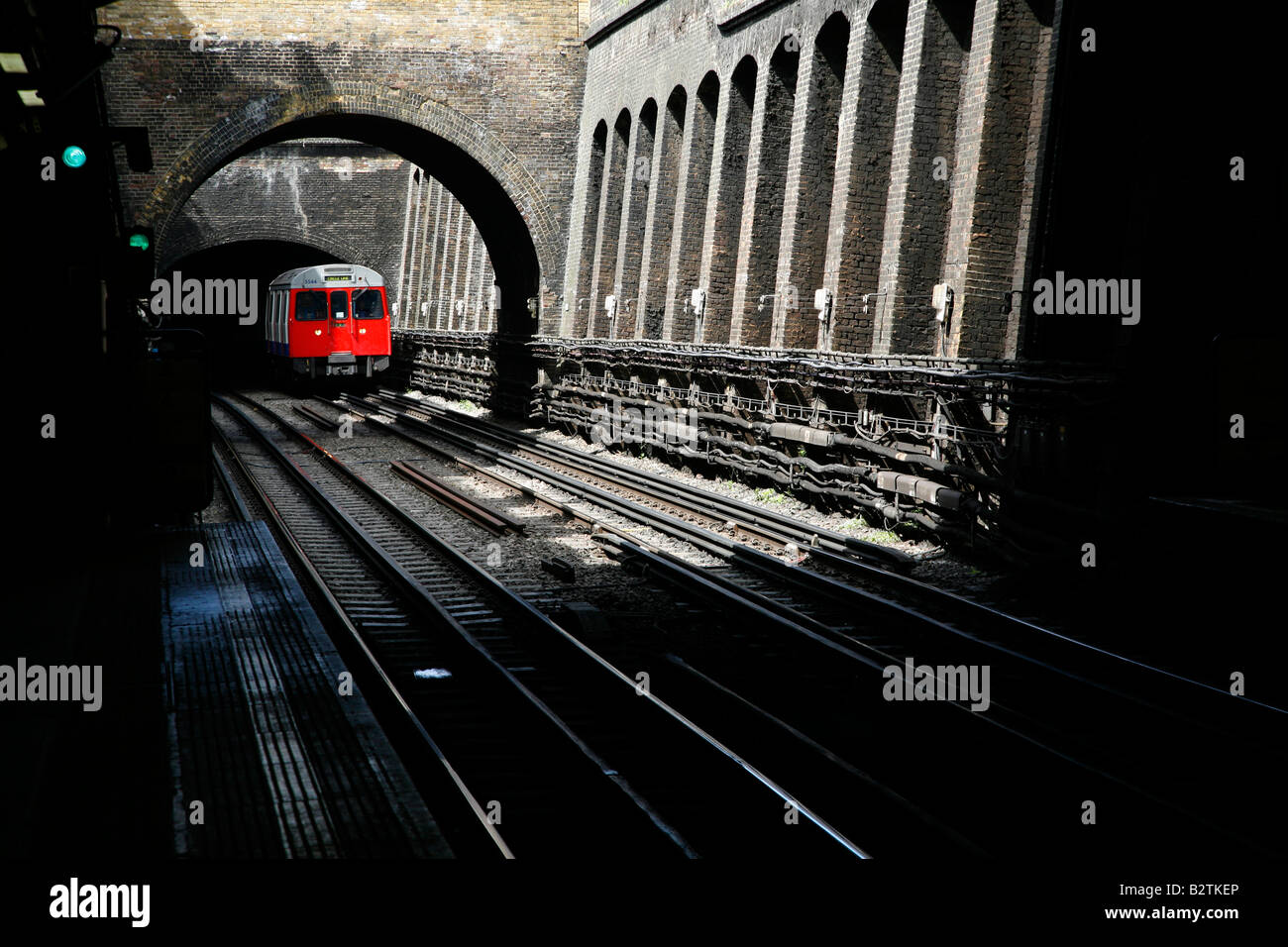 Circle Line u-Bahn kommen in u-Bahnstation Bayswater, London Stockfoto