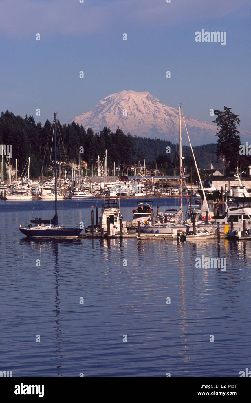 Gig Harbor Marina bei Sonnenuntergang mit Mount Rainier im Hintergrund Stockfoto