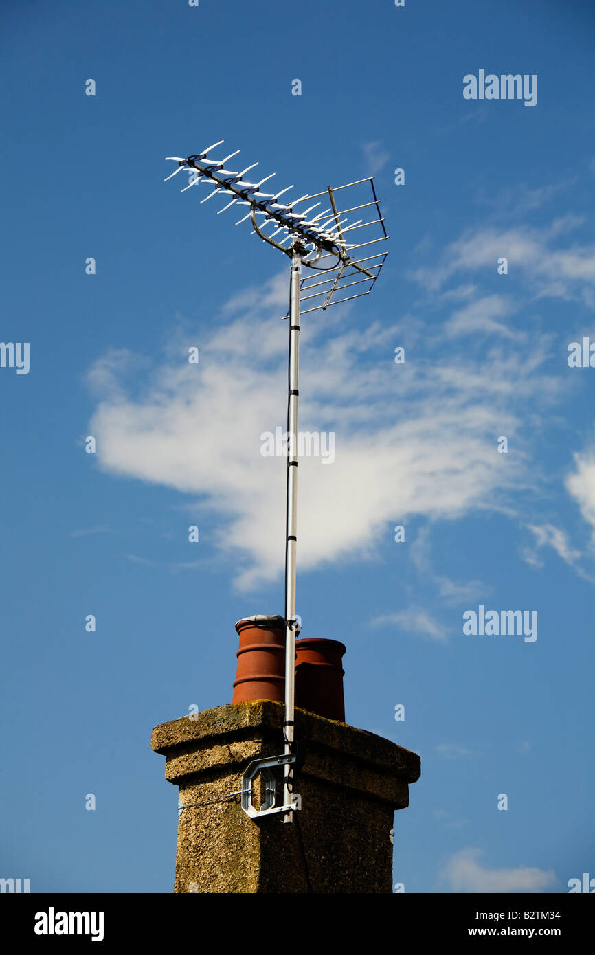 Einem analogen Signal TV Fernsehen Antenne montiert auf einem Schornstein des analogen Signals ist bald in Großbritannien eingestellt werden Stockfoto