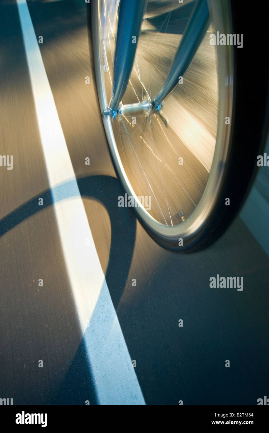 Fahrrad Fahrrad Reifen schnell Bewegungsunschärfe auf Straße Straße Detail Stockfoto
