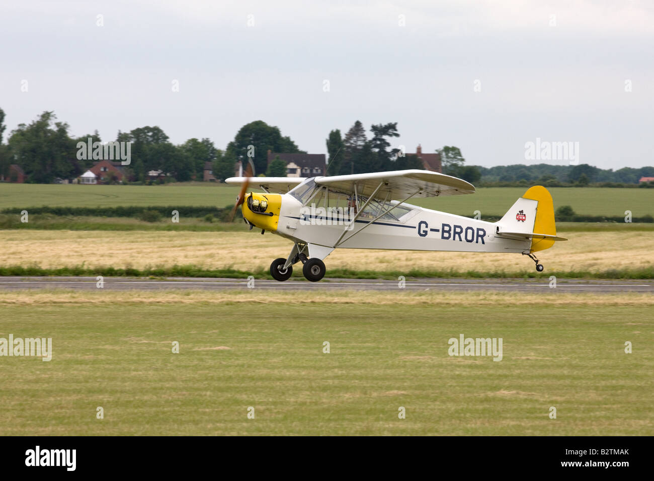 Piper J3-C-65 Cub G-BROR Massenermittlung auf Wickenby Flugplatz Stockfoto