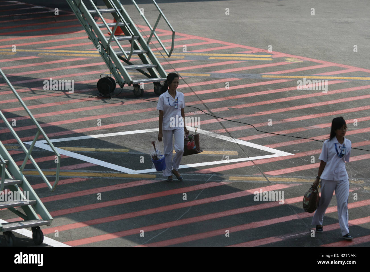 Airplain Wartungsmannschaft fertig Reinigung Ebene Kabine Soekarno Hatta International Airport, Jakarta, Indonesien. Stockfoto