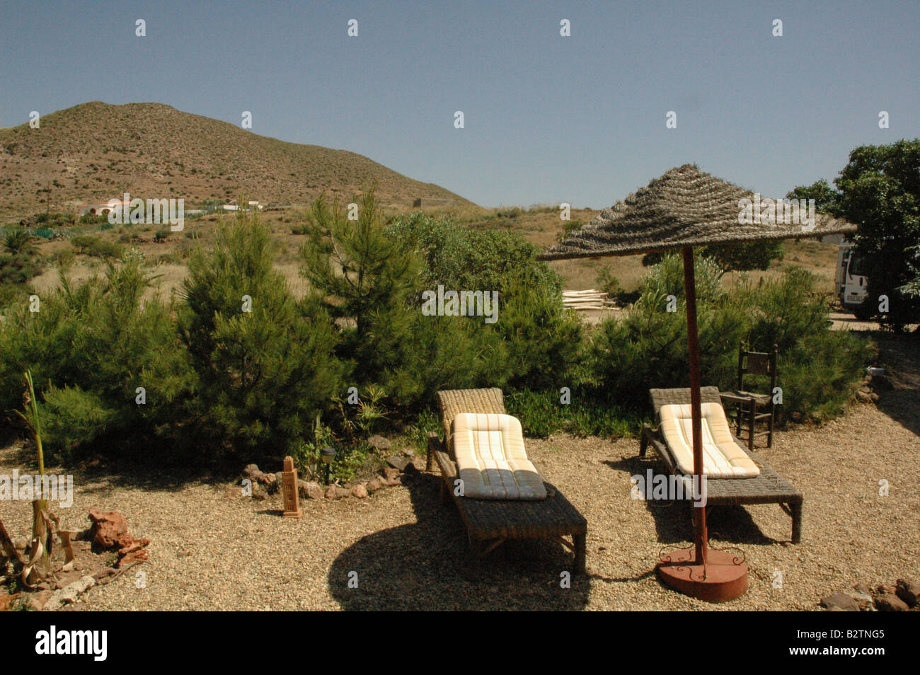 Liegestühle in einem Landhotel in Almería, Andalusien, Spanien. Stockfoto