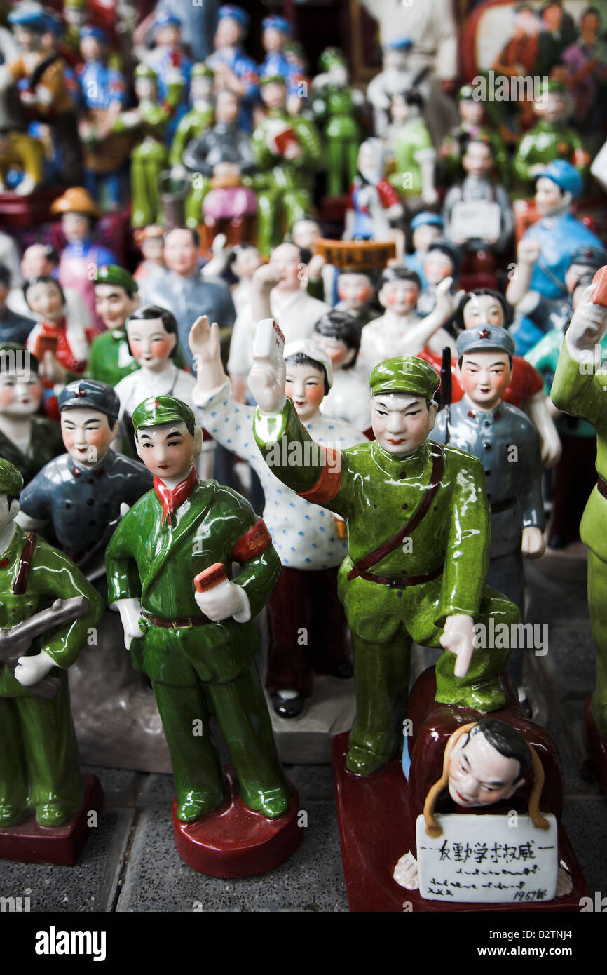 Keramische Mao und andere kommunistische Persönlichkeiten zum Verkauf auf dem Panjiayuan-Markt in Peking, China. Stockfoto