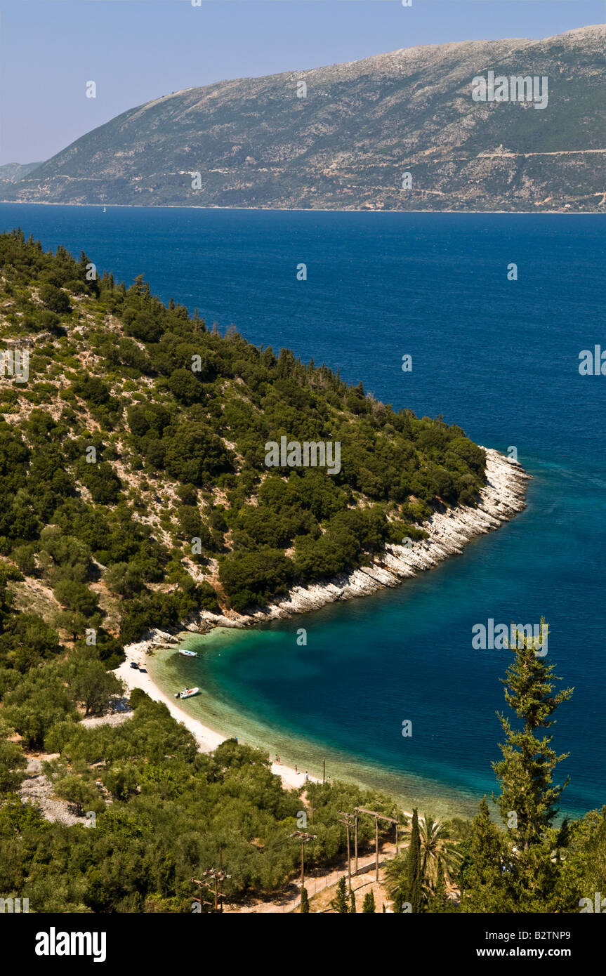 Blick hinunter auf Giagana Strand einer der vielen einsamen Stränden zwischen Agia Efimia und Fiskardo im nördlichen Cephallonia Griechenland Stockfoto