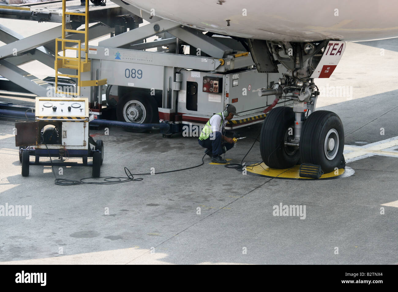 Flugzeug-Wartungsteam Überprüfung Flugzeug Reifen Soekarno Hatta International Airport, Jakarta, Indonesien. Stockfoto