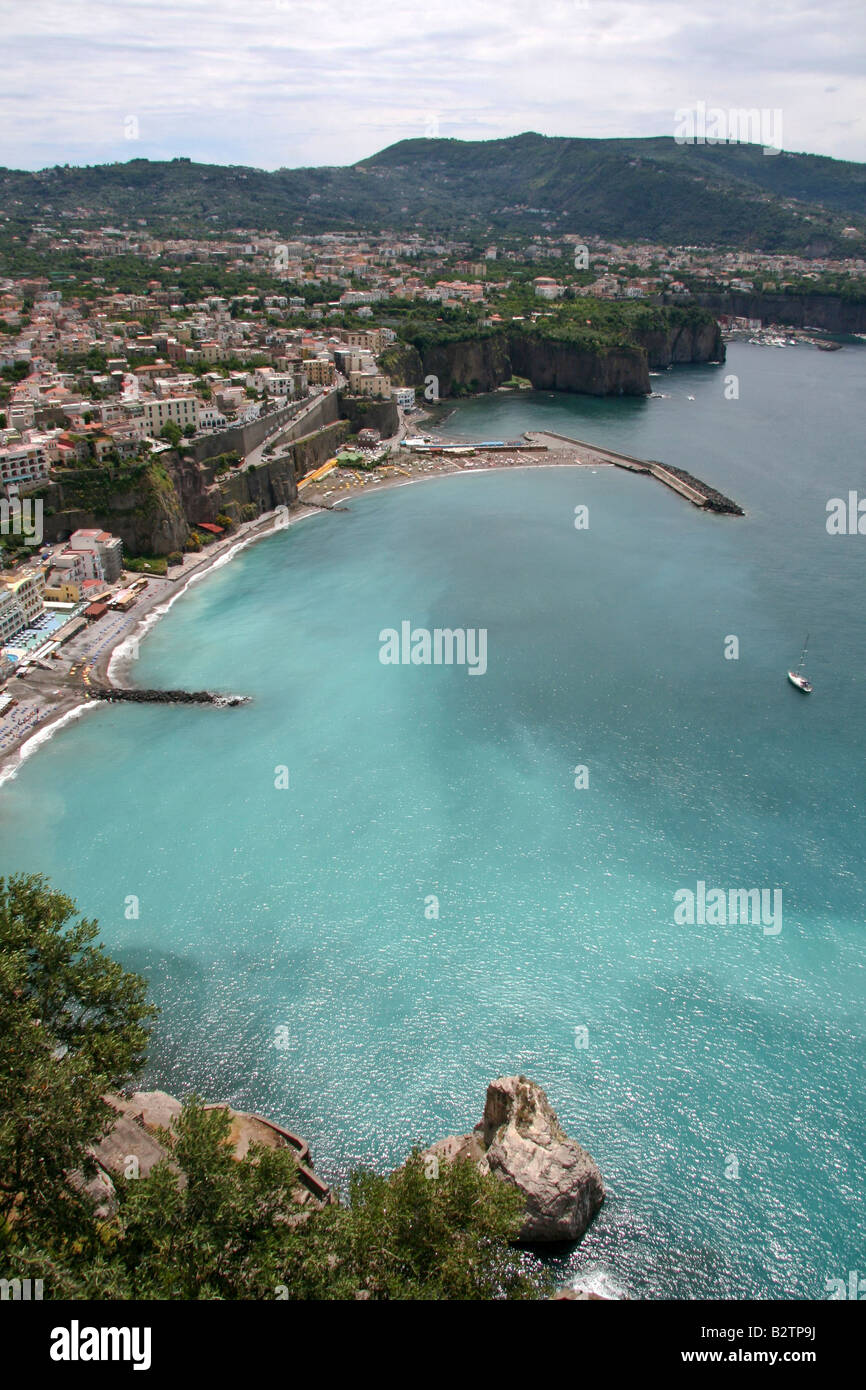 Die Aussicht von Vietri Sul Mare (Vietri am Meer) auf der Sorrentinischen Halbinsel an der Amalfi Küste in Italien fahren Stockfoto