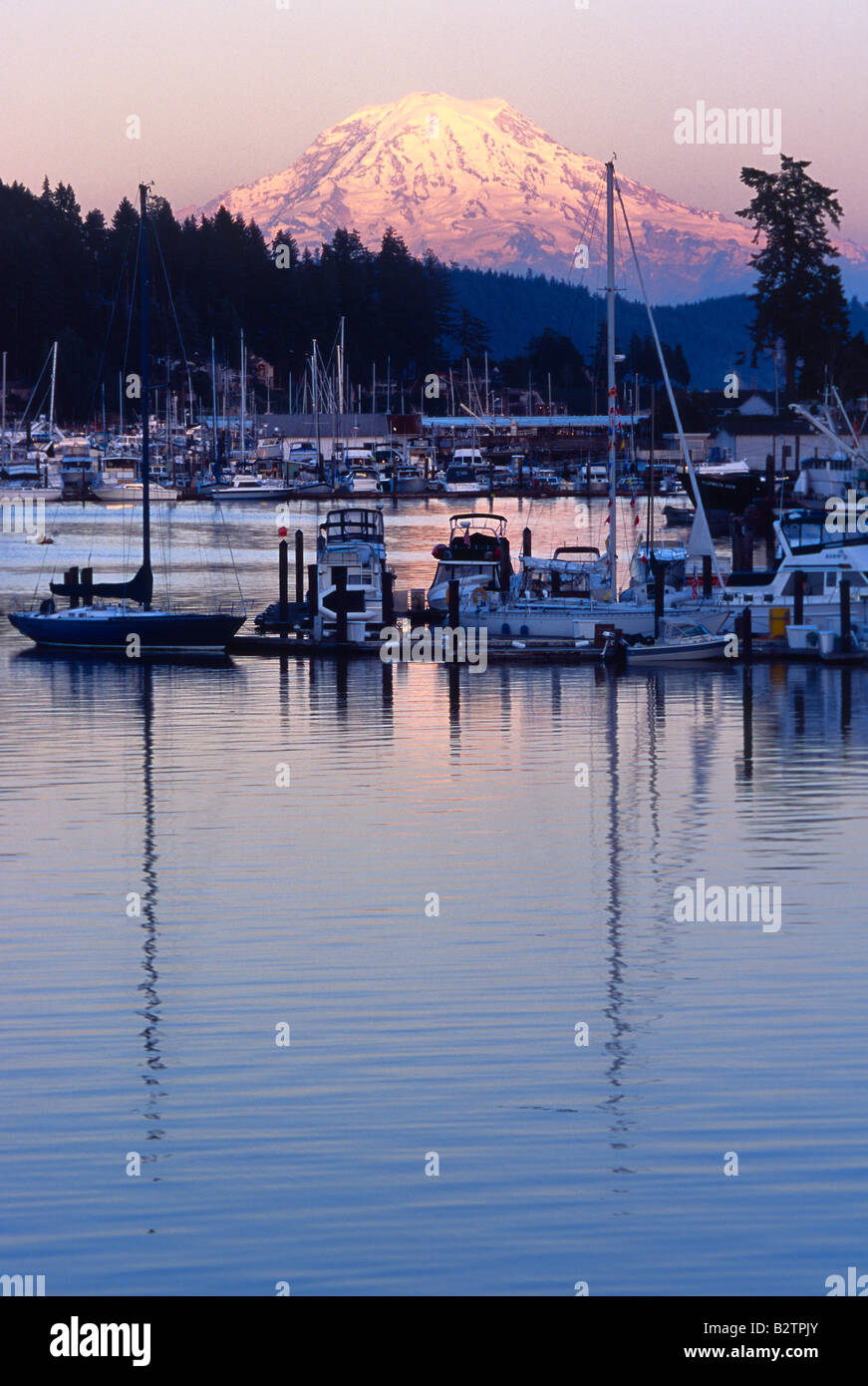Gig Harbor Marina bei Sonnenuntergang mit Mount Rainier im Hintergrund Stockfoto