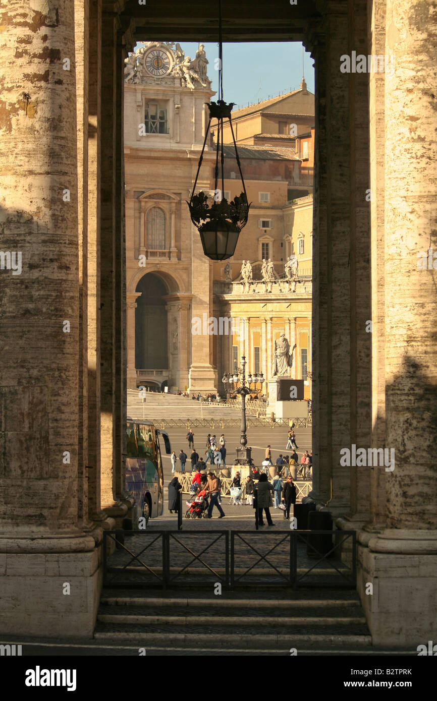 Den Petersplatz durch die Kolonnade in Rom, Italien Stockfoto