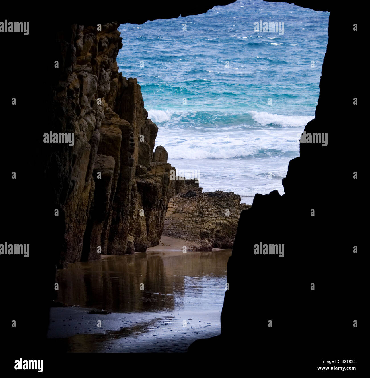 Remarkable Cave Tasman Halbinsel Tasmanien hat es seinen Namen, denn wenn die Flut aus der Höhle ist die Form von Tasmanien Stockfoto