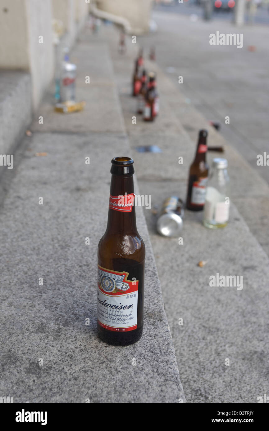 "Binge drinking": Flaschen links auf den Stufen des Dublin City Centre Wahrzeichen das Zollhaus Stockfoto