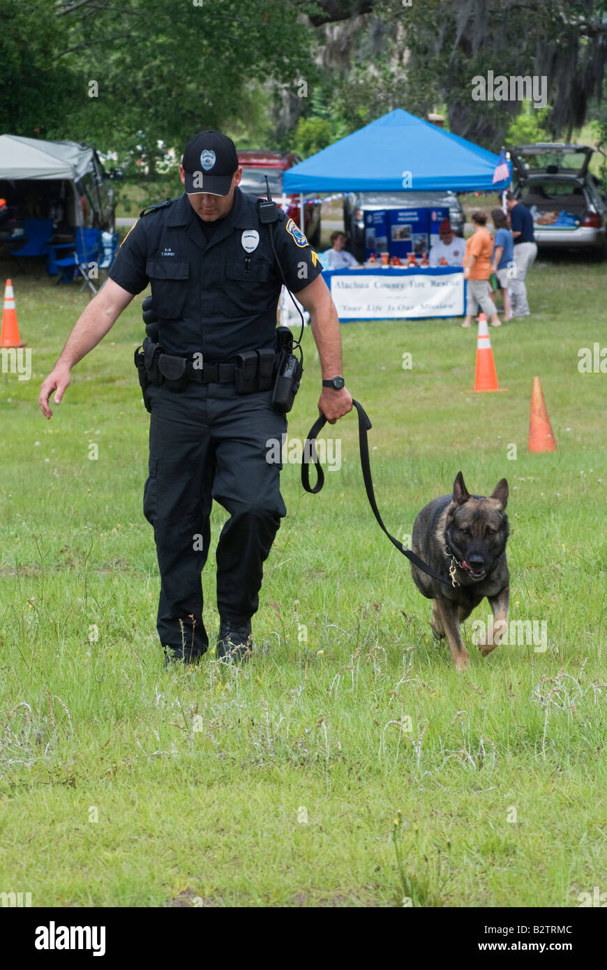 Polizist K 9 Grady und Kumpel Officer bei Polizei K 9 Demonstration an fair Gainesville Florida Stockfoto