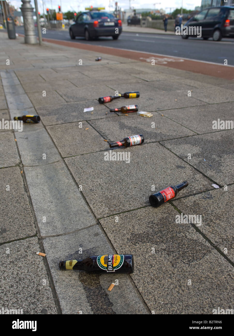 "Binge drinking": Flaschen links auf den Stufen des Dublin City Centre Wahrzeichen das Zollhaus Stockfoto