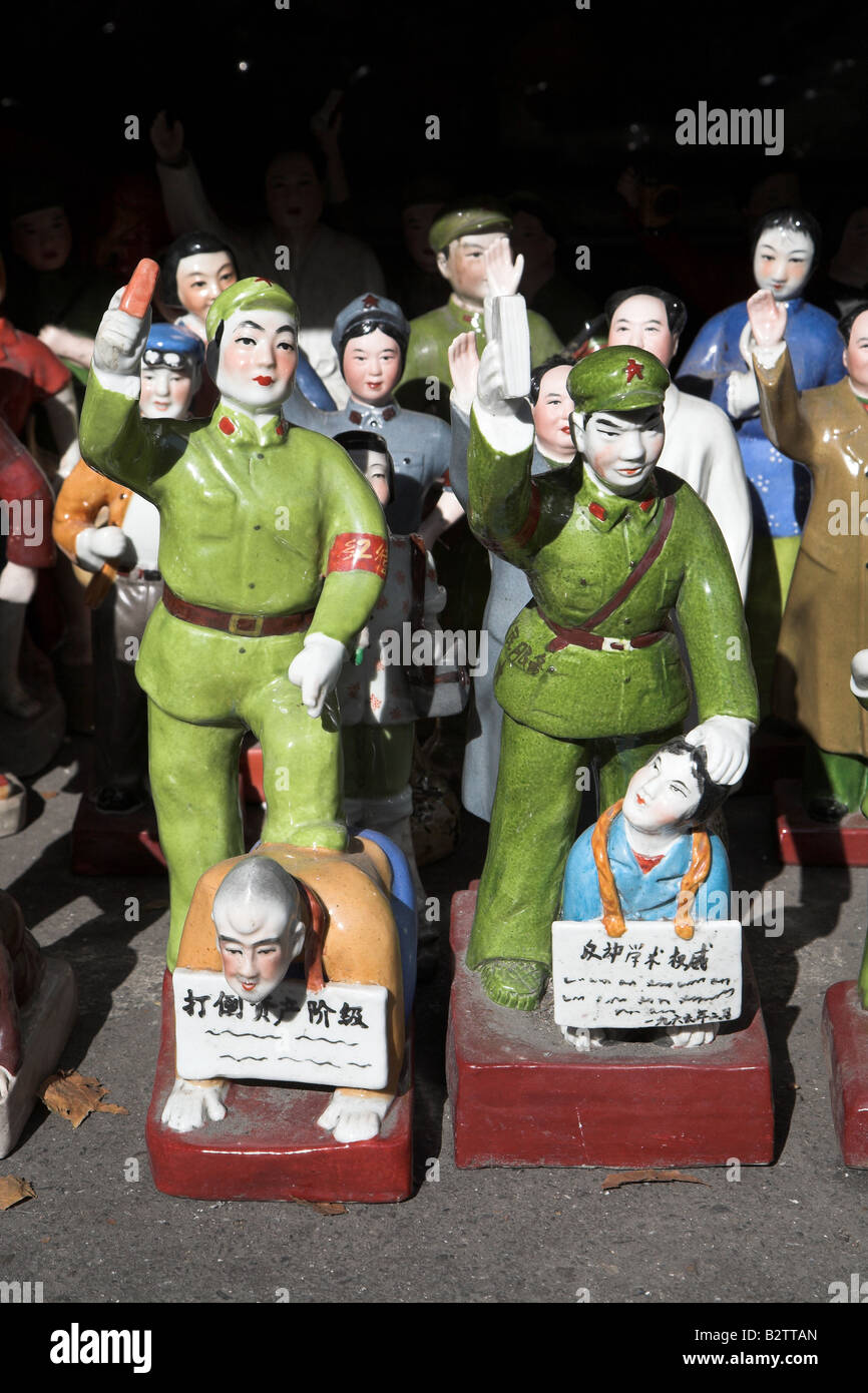 Keramische Mao und andere kommunistische Persönlichkeiten zum Verkauf auf dem Panjiayuan-Markt in Peking, China. Stockfoto