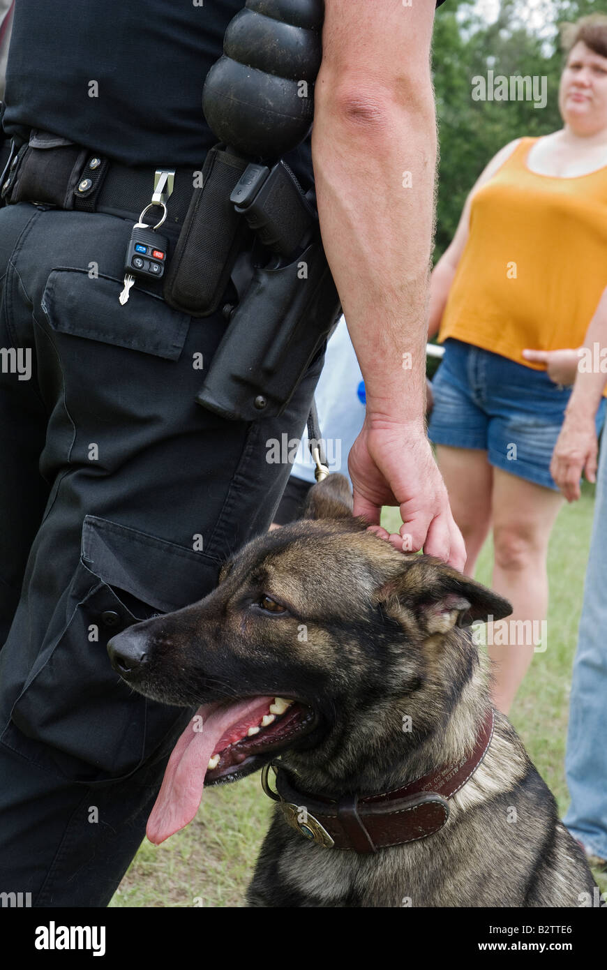 K 9 Polizist Grady mit seinem Führer Polizist trifft die Öffentlichkeit nach der Demonstration an fair Gainesville Florida Stockfoto