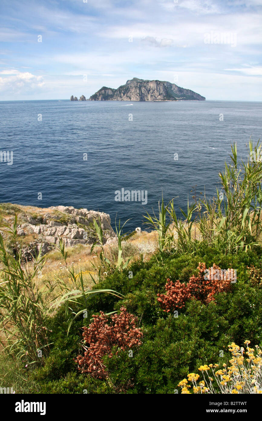 Die Insel Capri von Punta Campanella, die extreme Verlängerung der Halbinsel Sorrent (Amalfiküste), in Italien gesehen Stockfoto