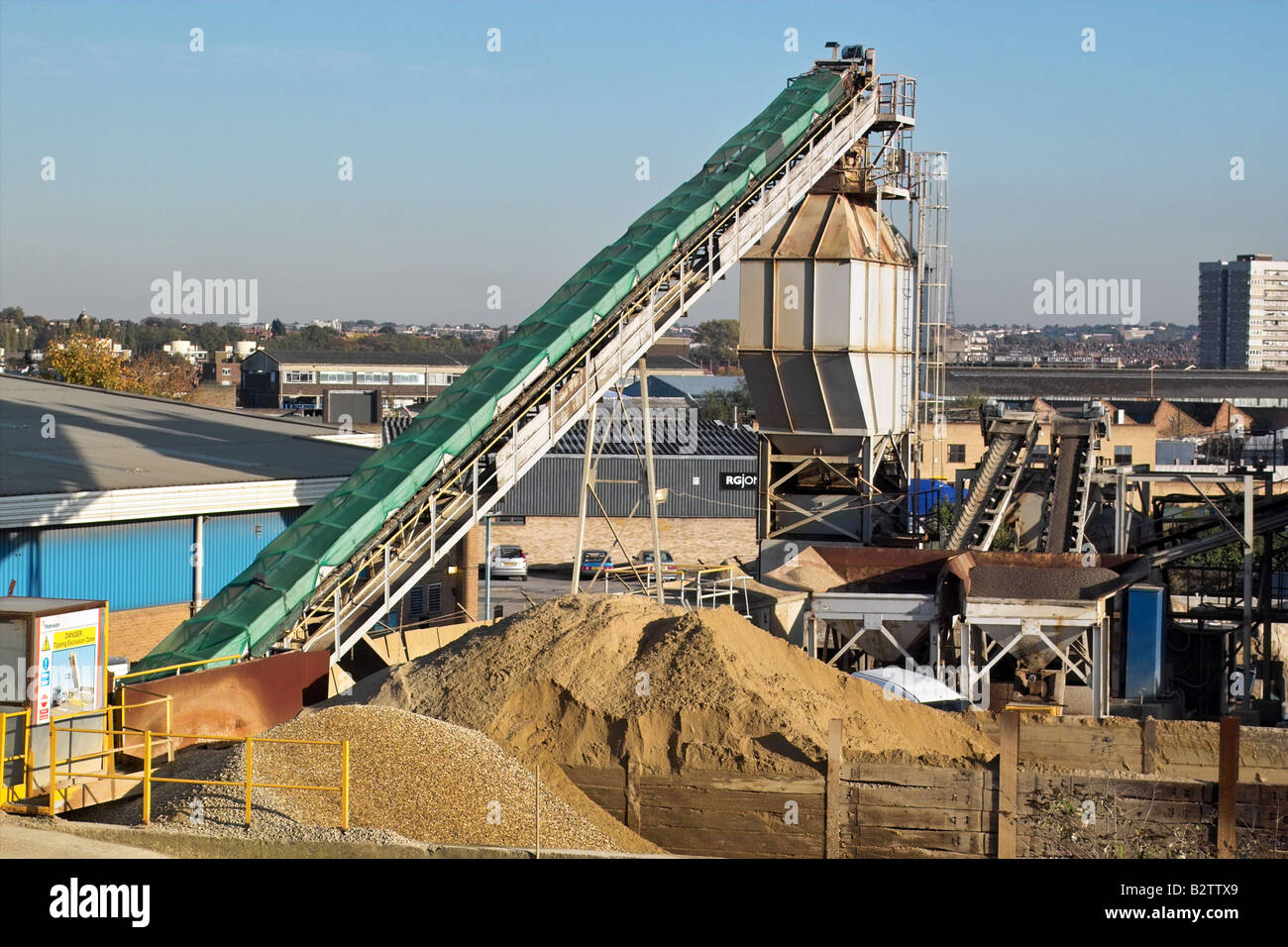 Silo und Shute, Zement und Beton laden Hof Stockfoto