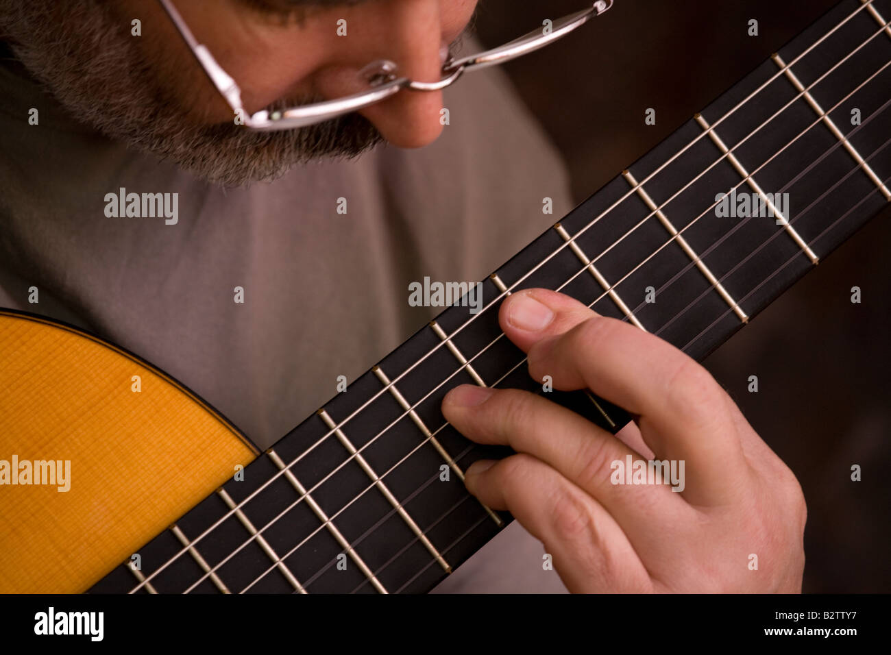 Mann spanische akustische Gitarre spielen Stockfoto