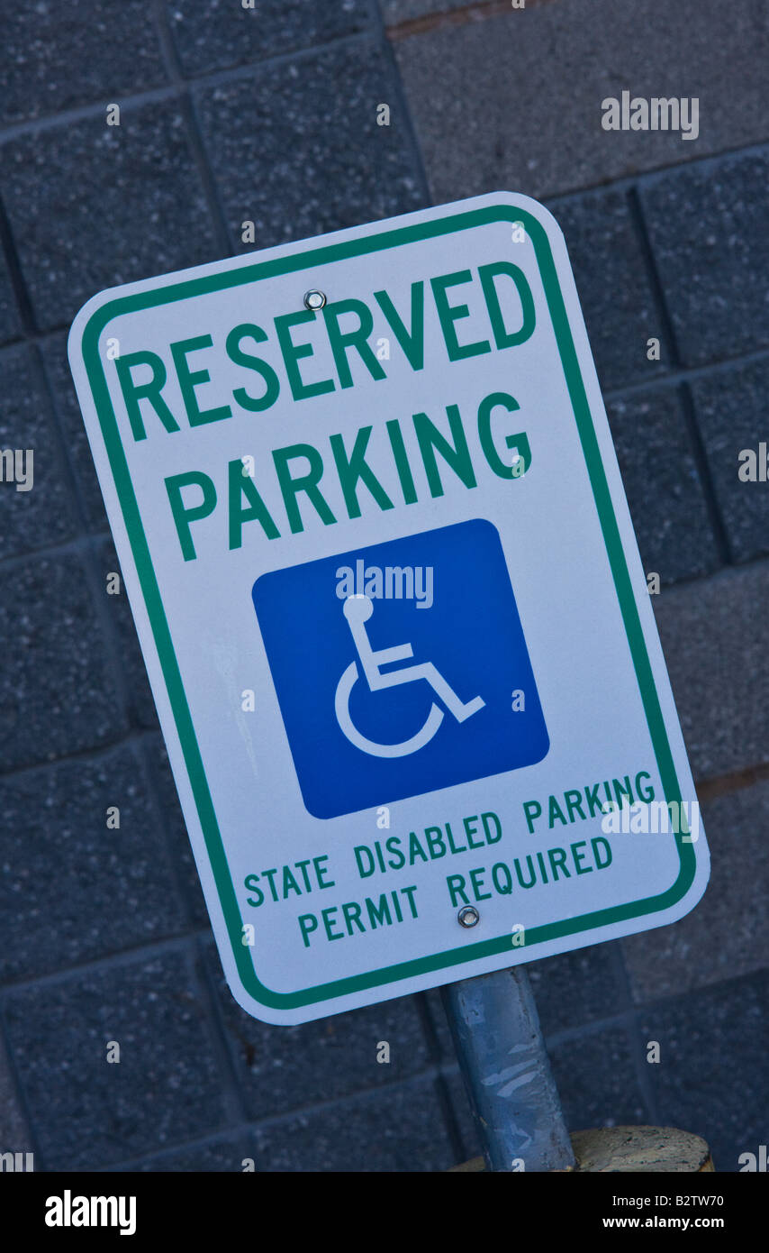 Reservierter Parkplatz Schild Zustand deaktiviert Parkausweis erforderlich WA USA Stockfoto