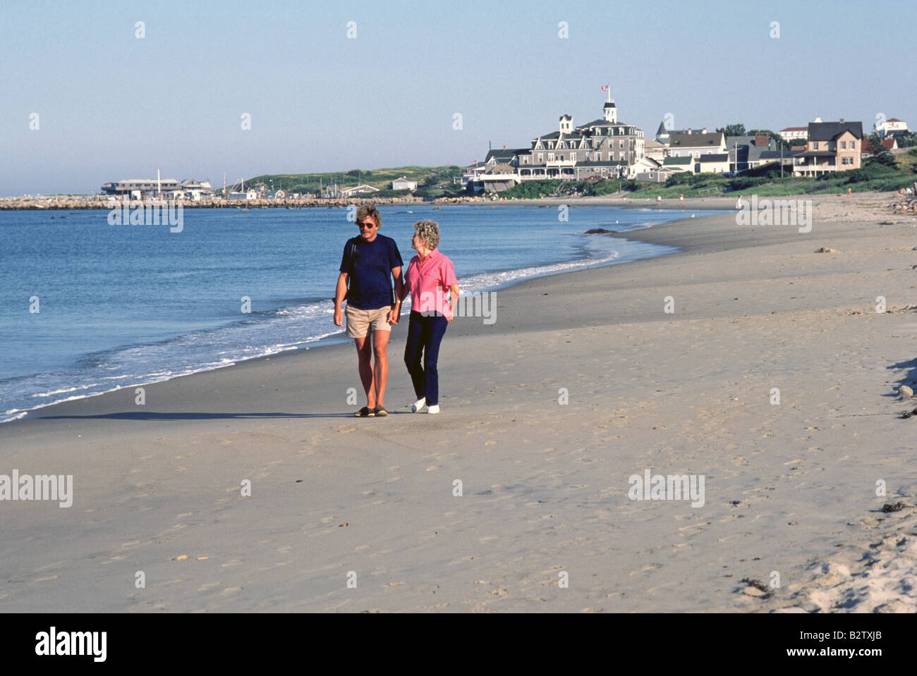 Ein glückliches Paar Spaziergänge auf einem der Strände auf Block-Insel im Atlantischen Ozean Stockfoto