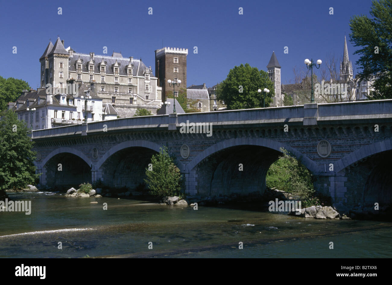 Schloss C14th umgestaltete C19th Brücke Fluss gab PAU BÉARN Frankreich Stockfoto